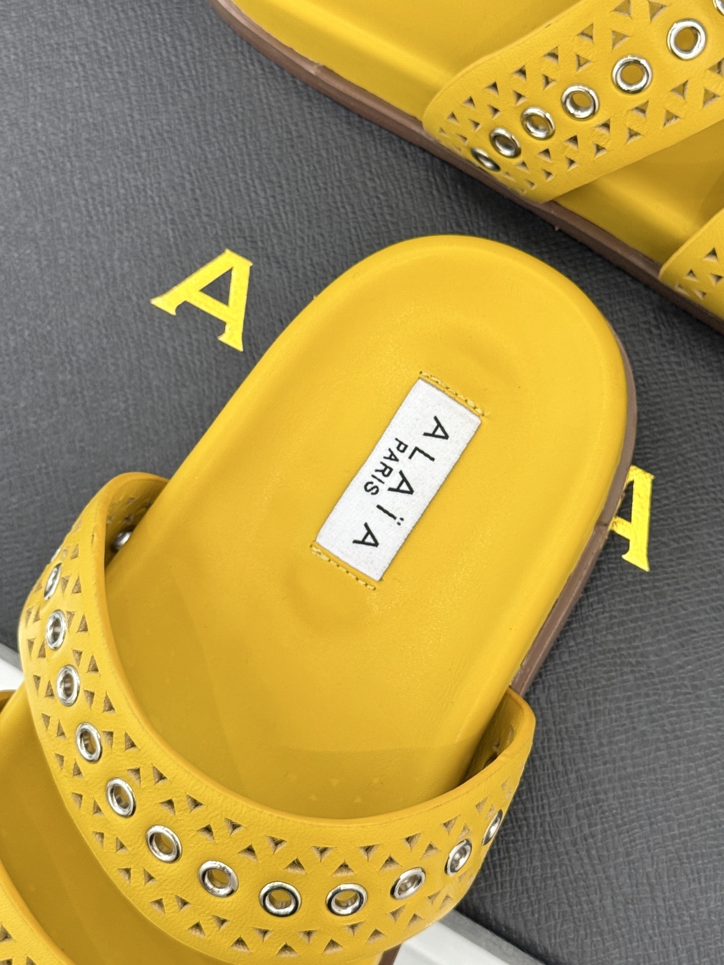 ALAIA|阿莱亚 25WF春夏新品
镂空休闲拖鞋
Alaia这个来自法国的奢侈品牌
以其性感摩登的设