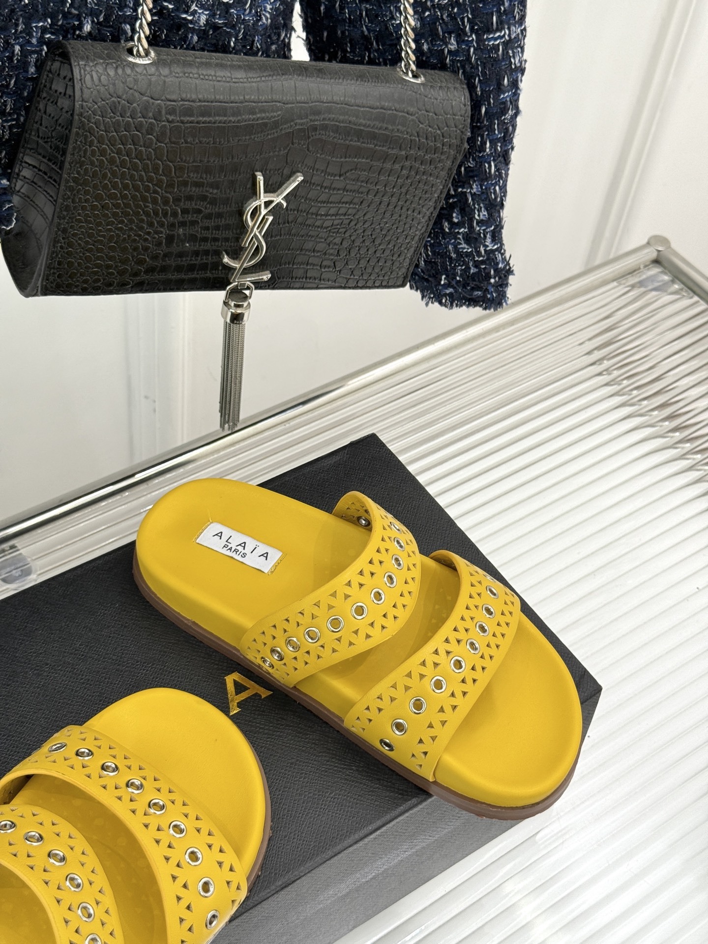 ALAIA|阿莱亚 25WF春夏新品
镂空休闲拖鞋
Alaia这个来自法国的奢侈品牌
以其性感摩登的设