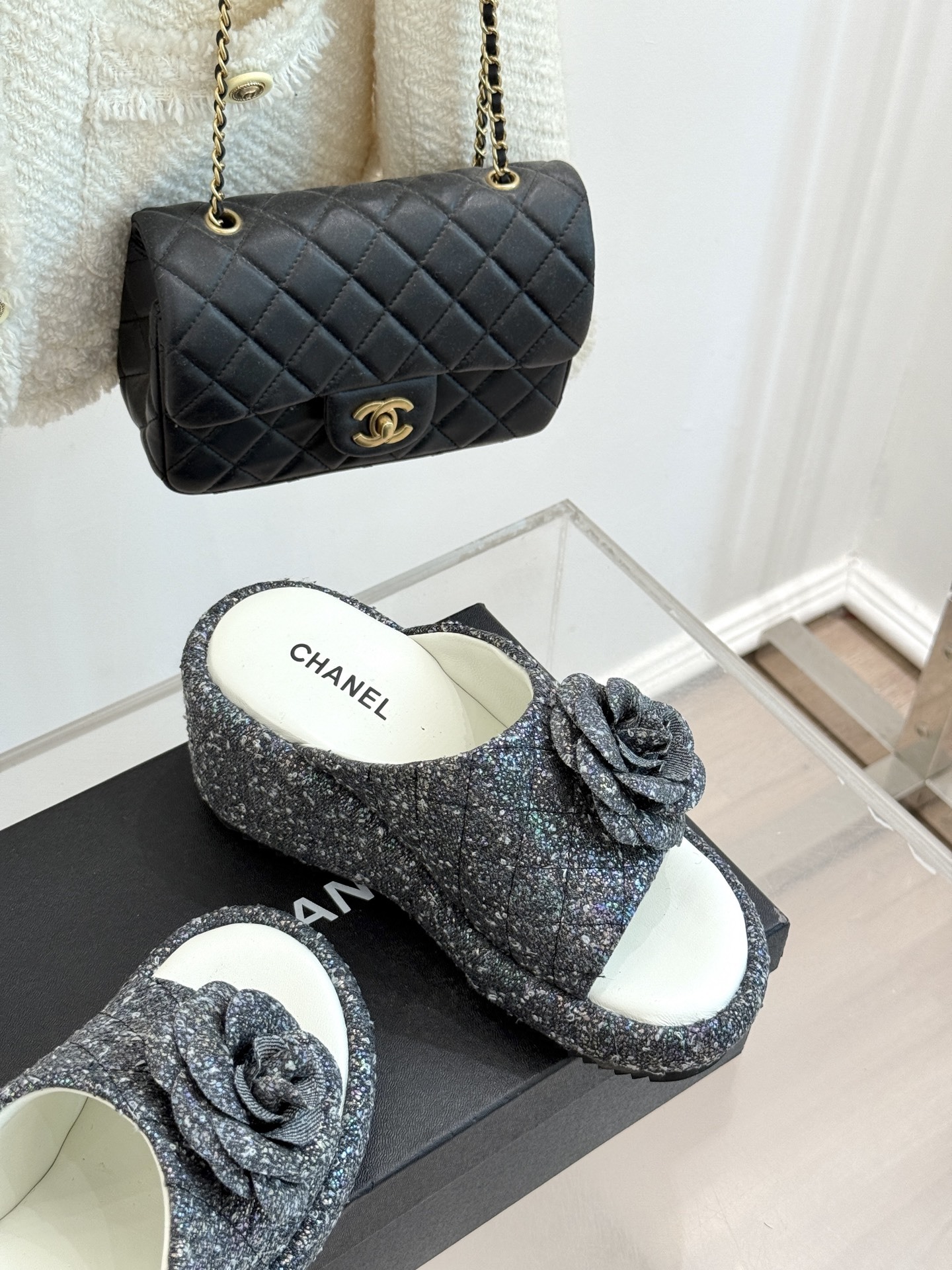 CHANE*|小香25。春夏新品度假风
山茶花厚底拖鞋
经典山茶花 绽放时尚魅力
厚底设计也是另一大