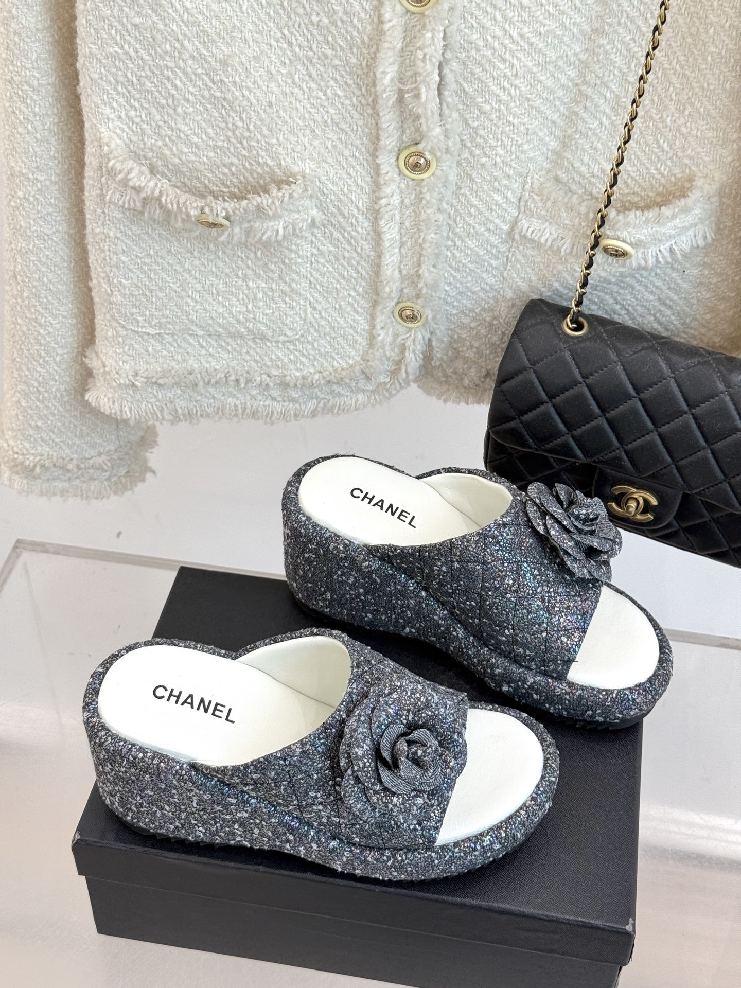CHANE*|小香25。春夏新品度假风
山茶花厚底拖鞋
经典山茶花 绽放时尚魅力
厚底设计也是另一大
