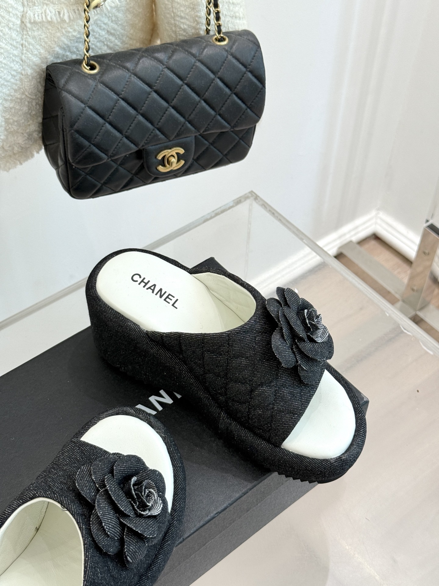 CHANE*|小香25。春夏新品度假风
山茶花厚底拖鞋
经典山茶花 绽放时尚魅力
厚底设计也是另一大