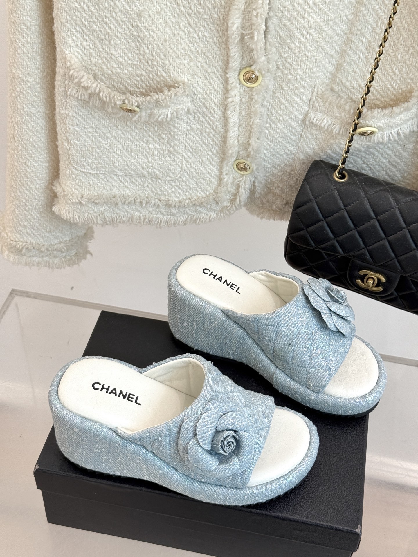 CHANE*|小香25。春夏新品度假风
山茶花厚底拖鞋
经典山茶花 绽放时尚魅力
厚底设计也是另一大