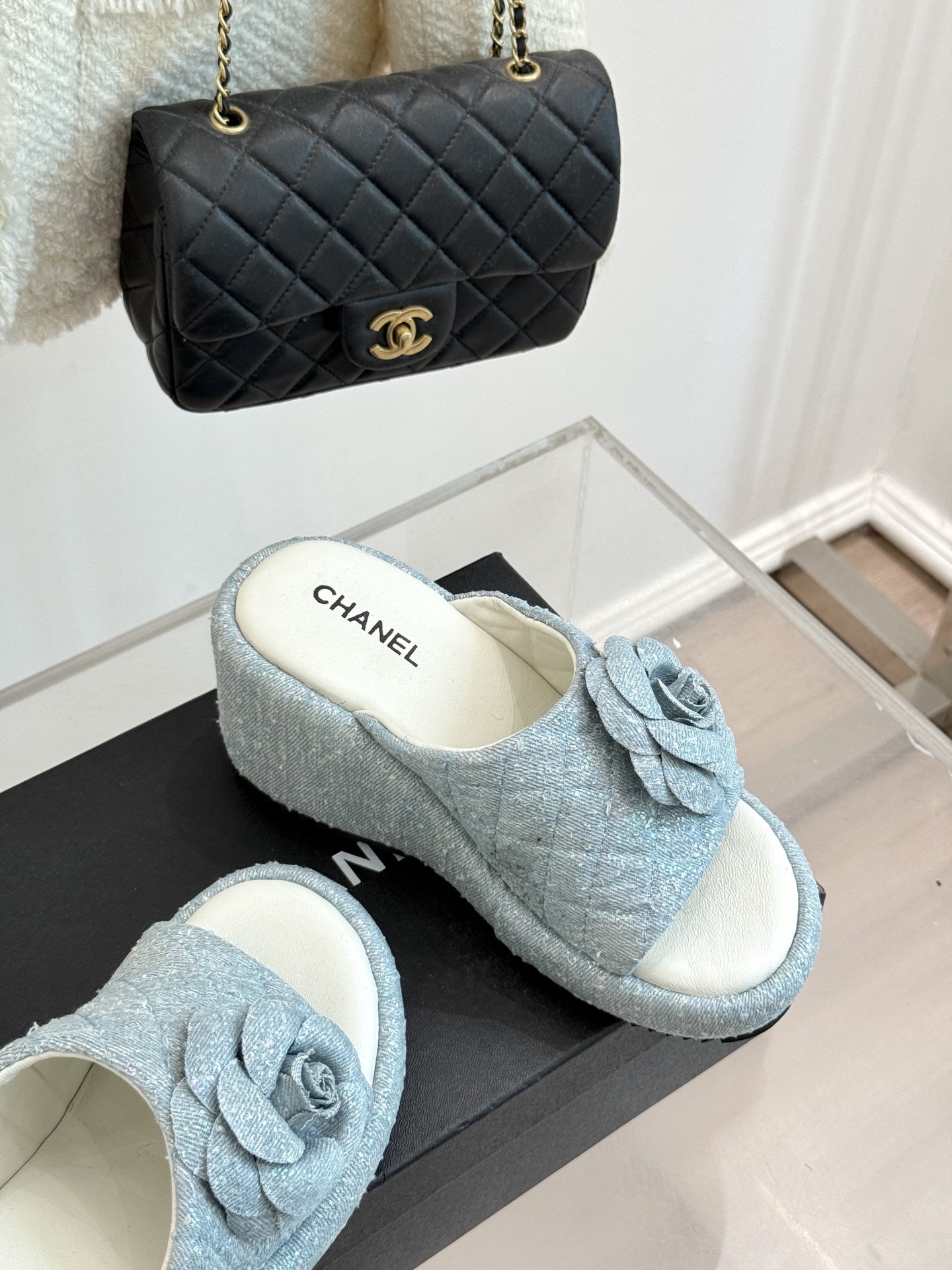 CHANE*|小香25。春夏新品度假风
山茶花厚底拖鞋
经典山茶花 绽放时尚魅力
厚底设计也是另一大