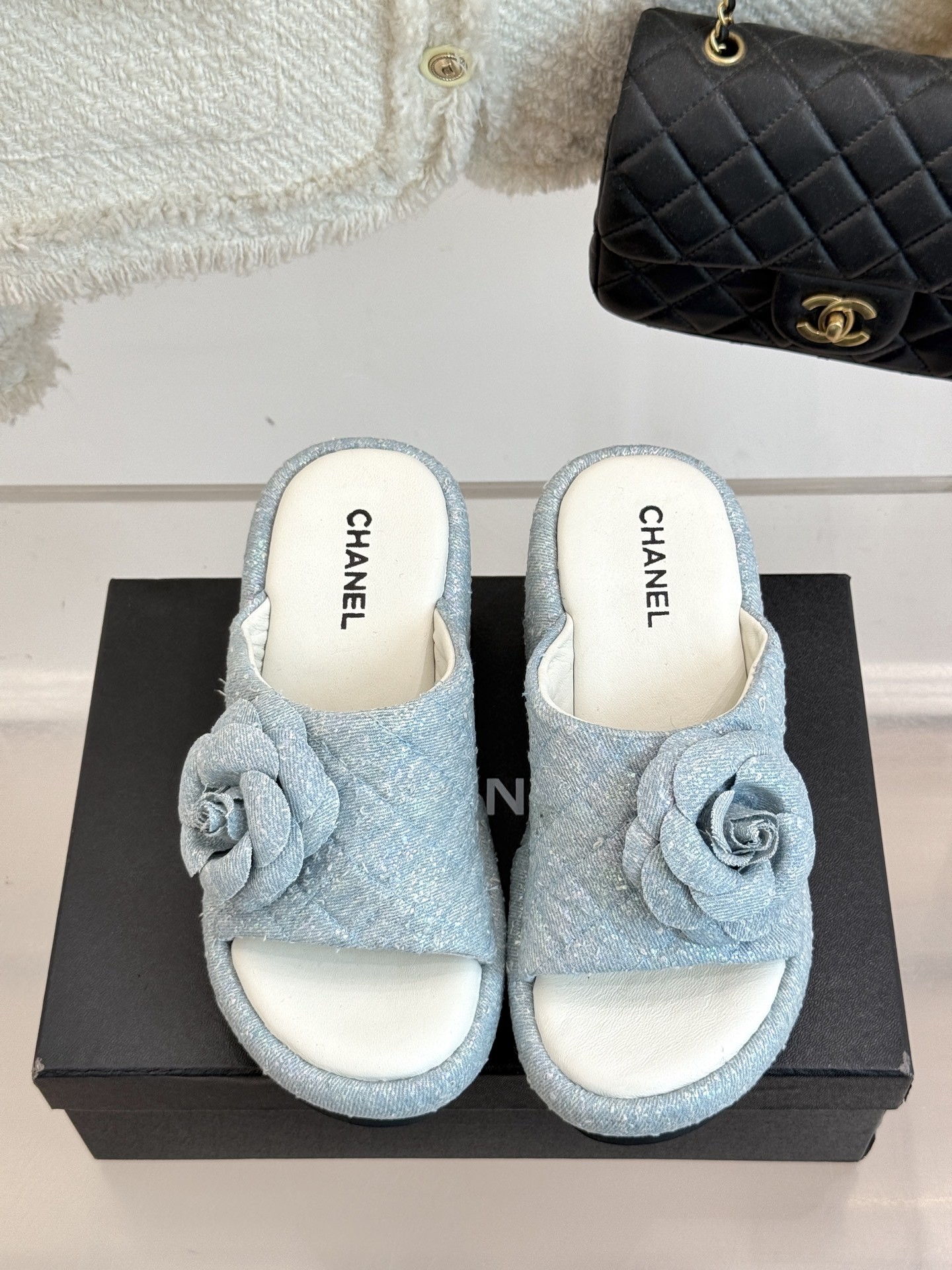CHANE*|小香25。春夏新品度假风
山茶花厚底拖鞋
经典山茶花 绽放时尚魅力
厚底设计也是另一大