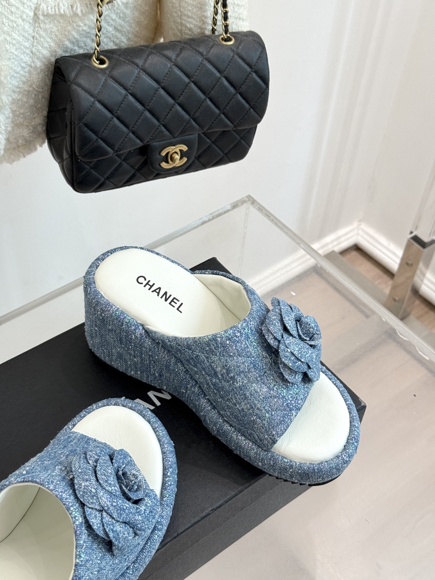 CHANE*|小香25。春夏新品度假风
山茶花厚底拖鞋
经典山茶花 绽放时尚魅力
厚底设计也是另一大
