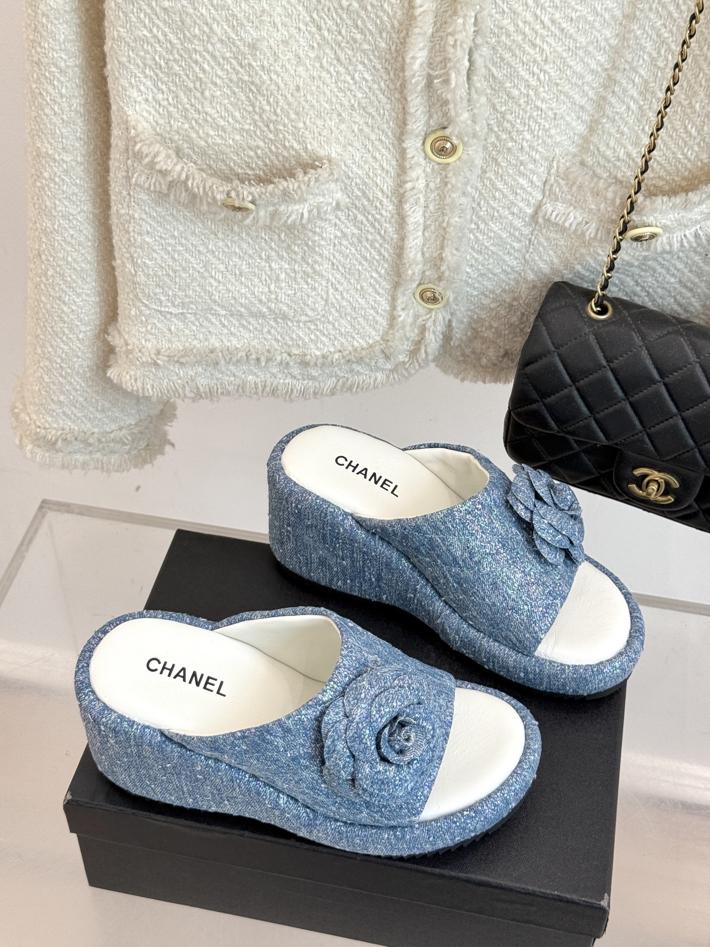 CHANE*|小香25。春夏新品度假风
山茶花厚底拖鞋
经典山茶花 绽放时尚魅力
厚底设计也是另一大