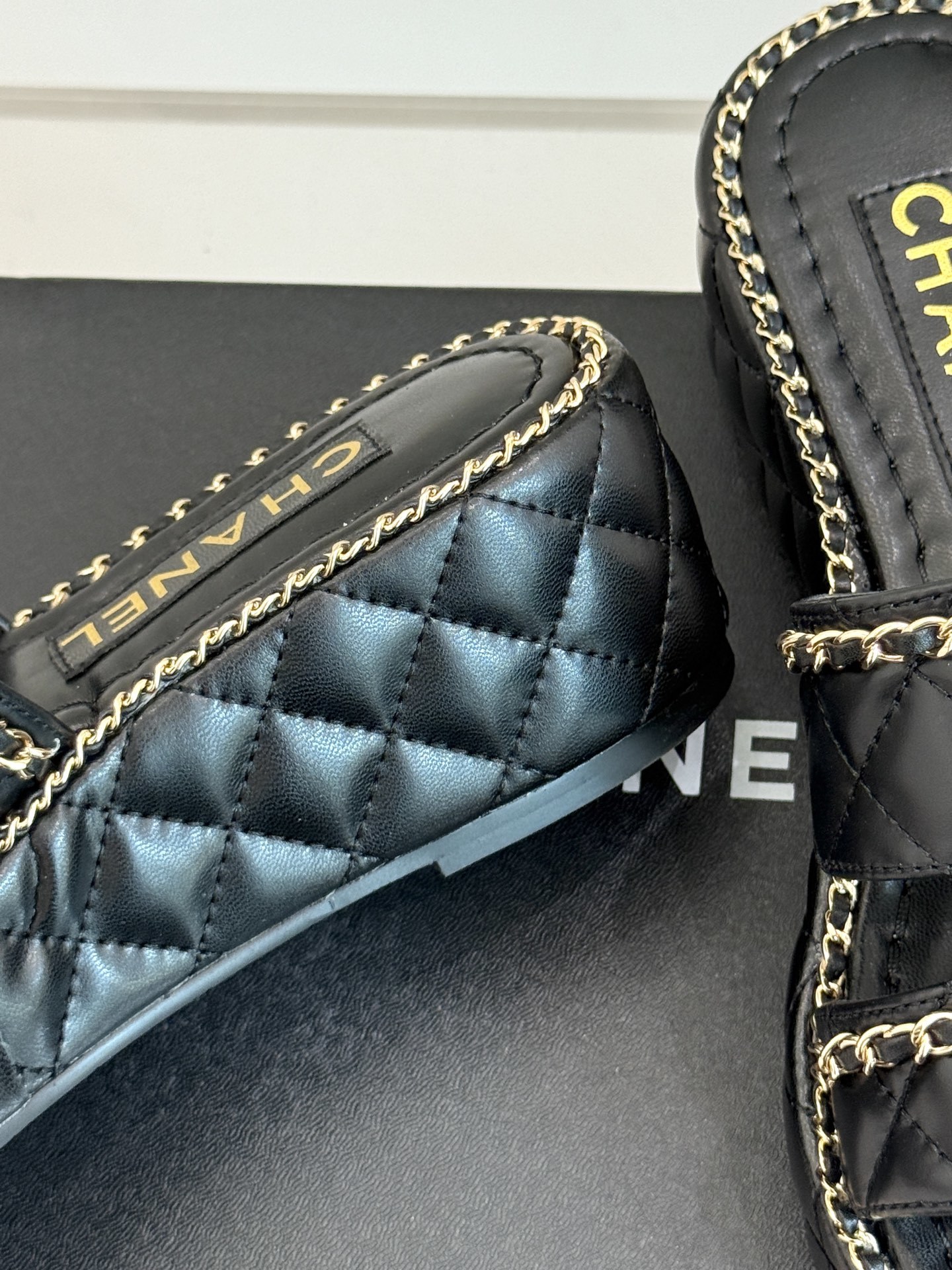 CHANE*|小香25。春夏新品度假风
双C链条厚底拖鞋
小香又又又又又放大招了!
时髦精的DNA狠狠