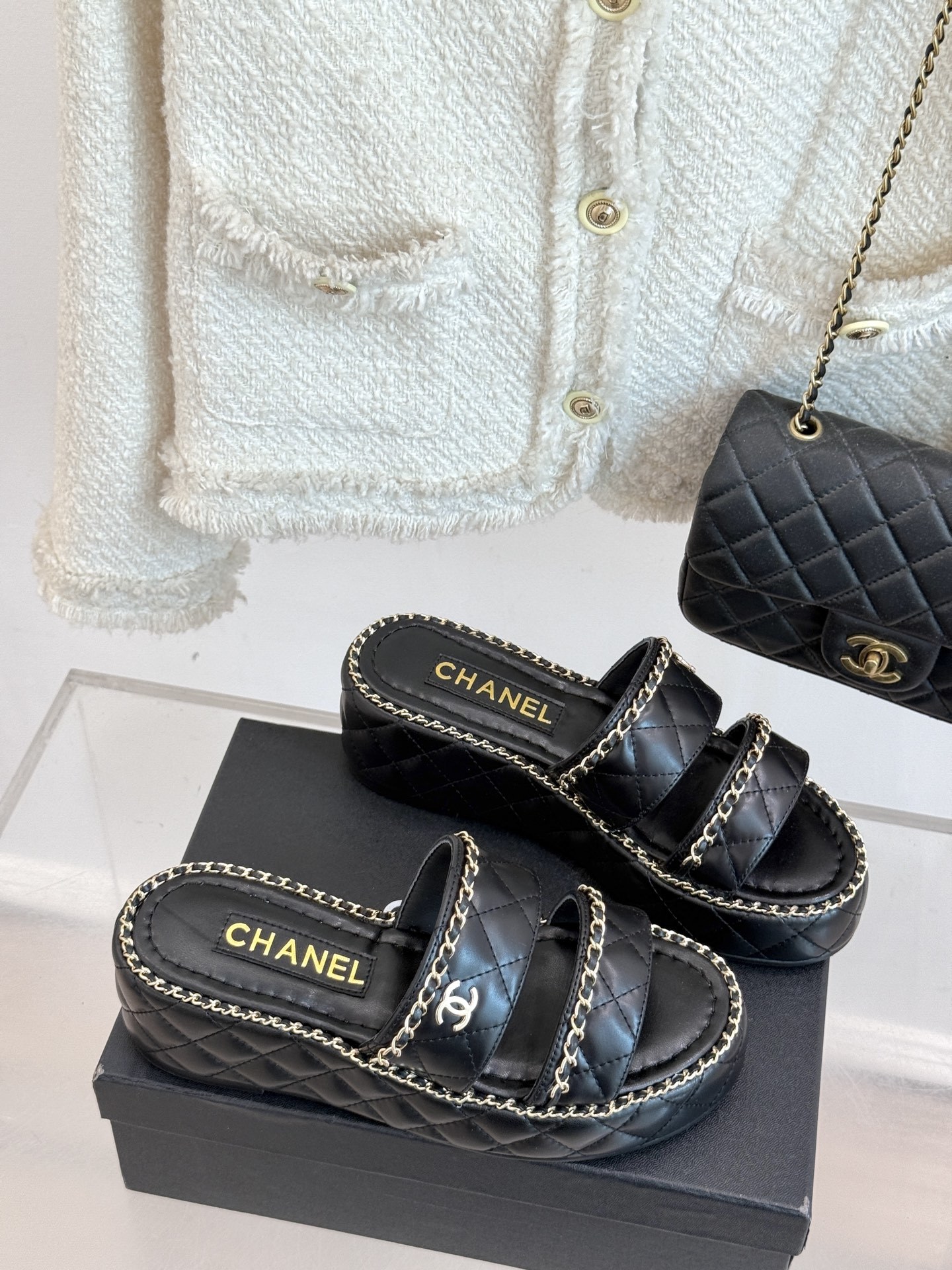 CHANE*|小香25。春夏新品度假风
双C链条厚底拖鞋
小香又又又又又放大招了!
时髦精的DNA狠狠