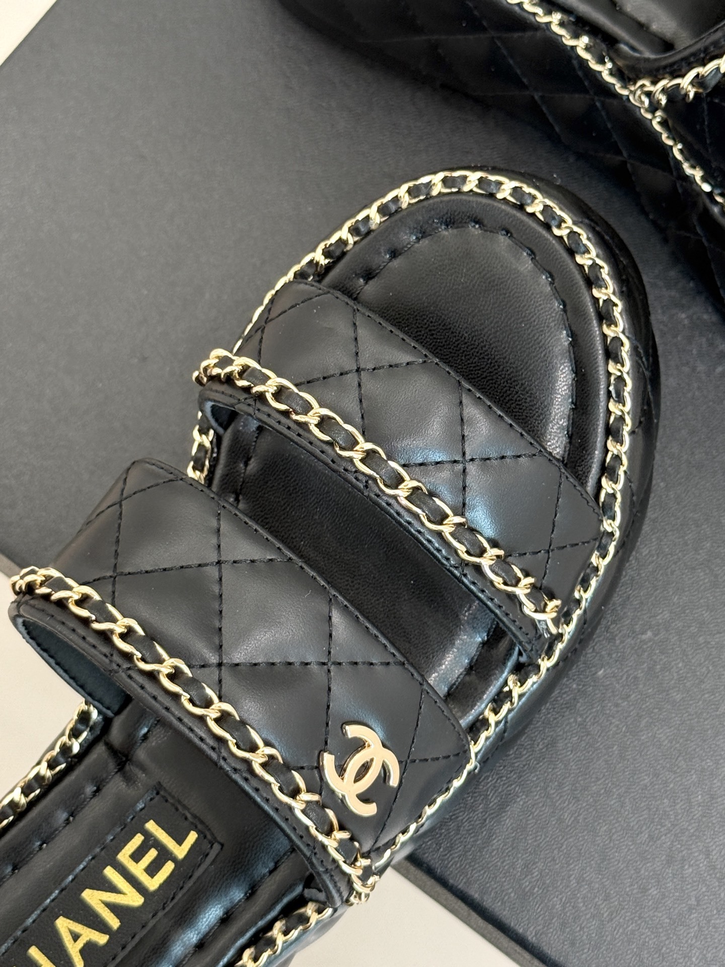 CHANE*|小香25。春夏新品度假风
双C链条厚底拖鞋
小香又又又又又放大招了!
时髦精的DNA狠狠