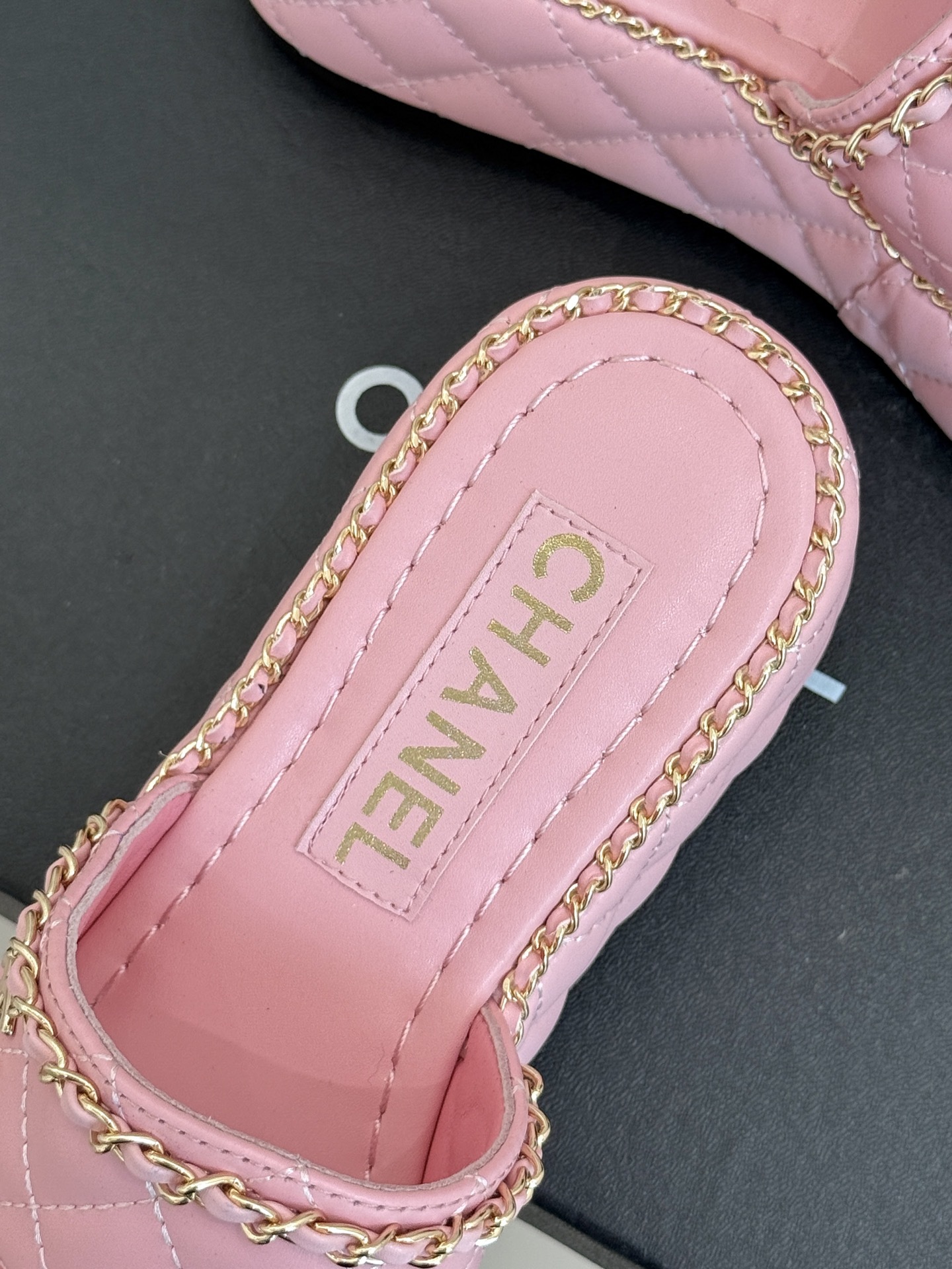 CHANE*|小香25。春夏新品度假风
双C链条厚底拖鞋
小香又又又又又放大招了!
时髦精的DNA狠狠