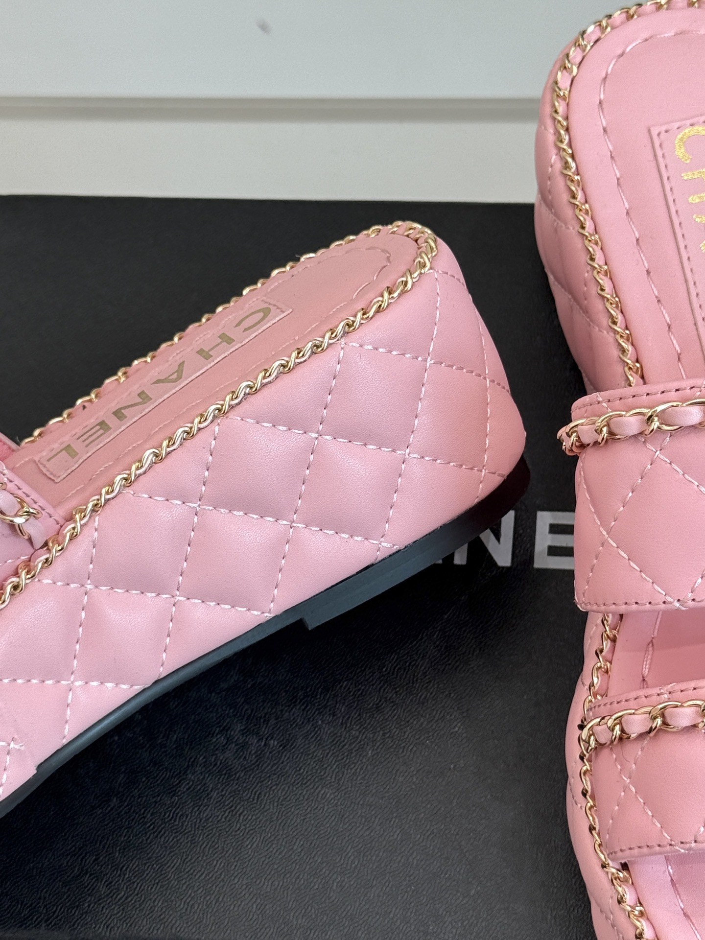 CHANE*|小香25。春夏新品度假风
双C链条厚底拖鞋
小香又又又又又放大招了!
时髦精的DNA狠狠