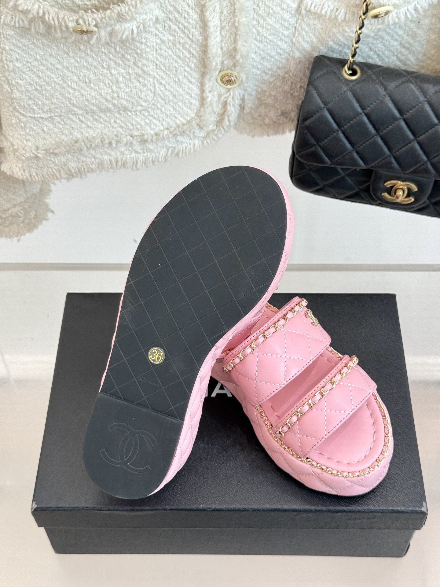 CHANE*|小香25。春夏新品度假风
双C链条厚底拖鞋
小香又又又又又放大招了!
时髦精的DNA狠狠