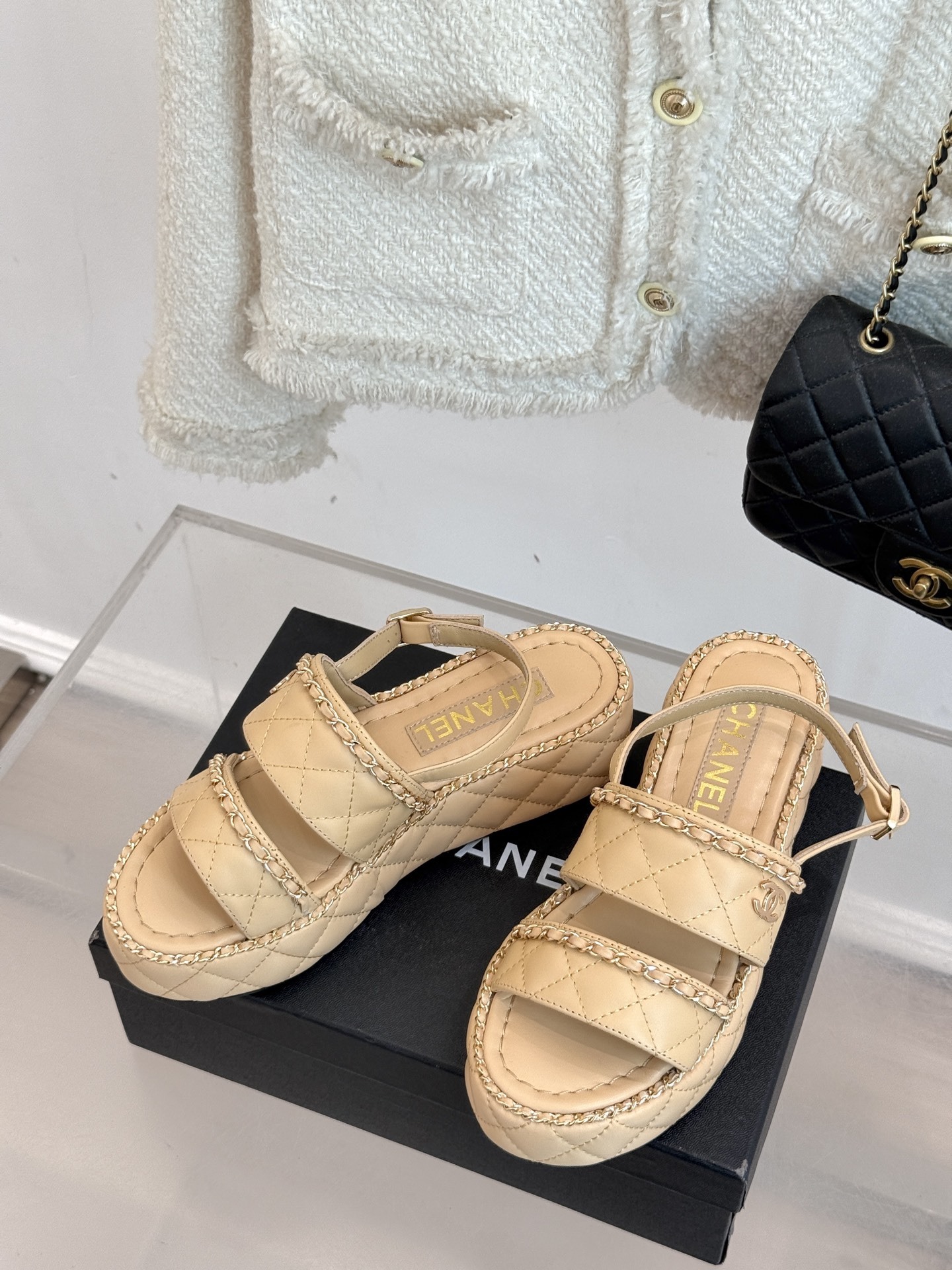 CHANE*|小香25。春夏新品度假风
双C链条厚底拖鞋
小香又又又又又放大招了!
时髦精的DNA狠狠