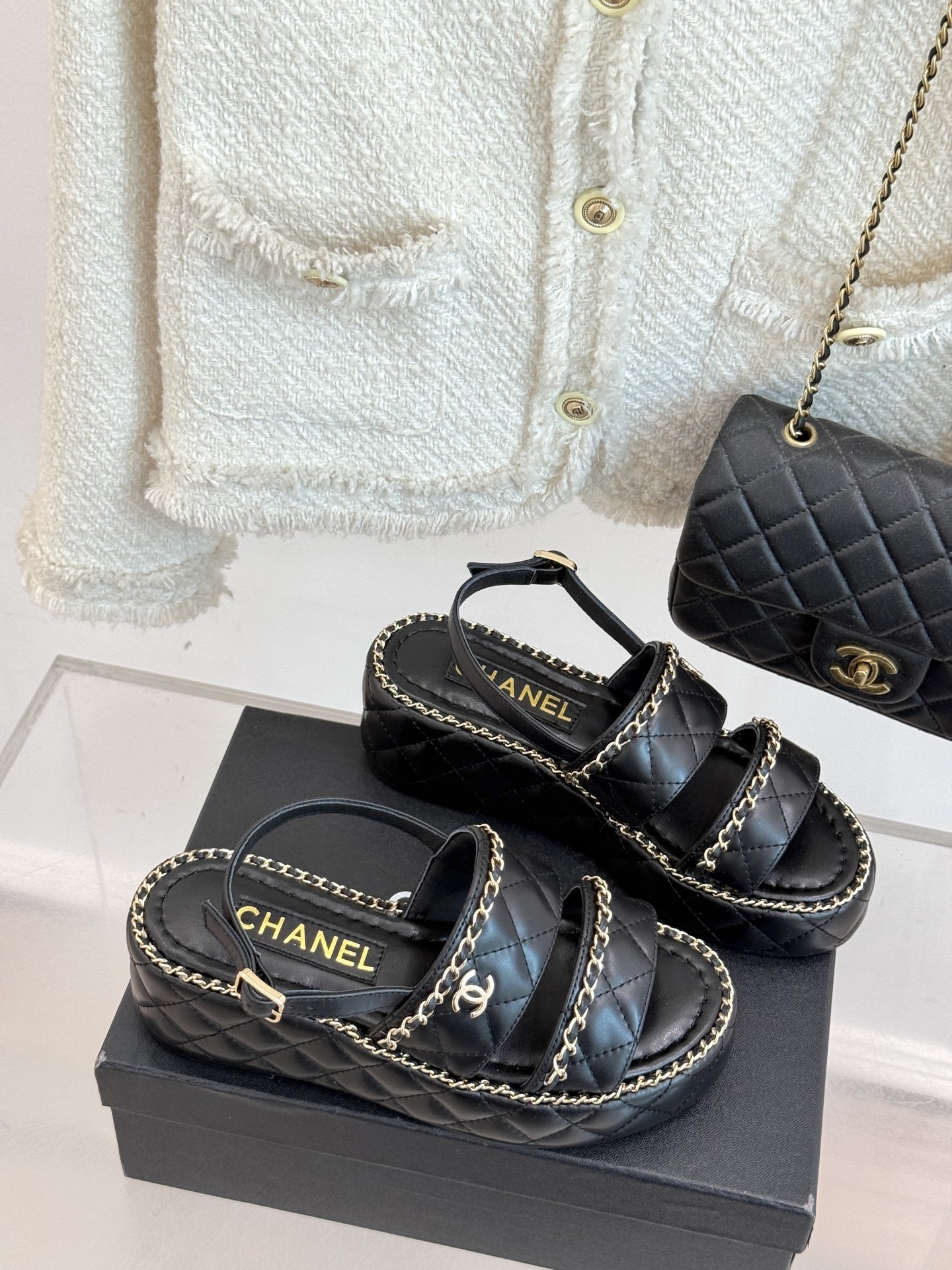 CHANE*|小香25。春夏新品度假风
双C链条厚底拖鞋
小香又又又又又放大招了!
时髦精的DNA狠狠