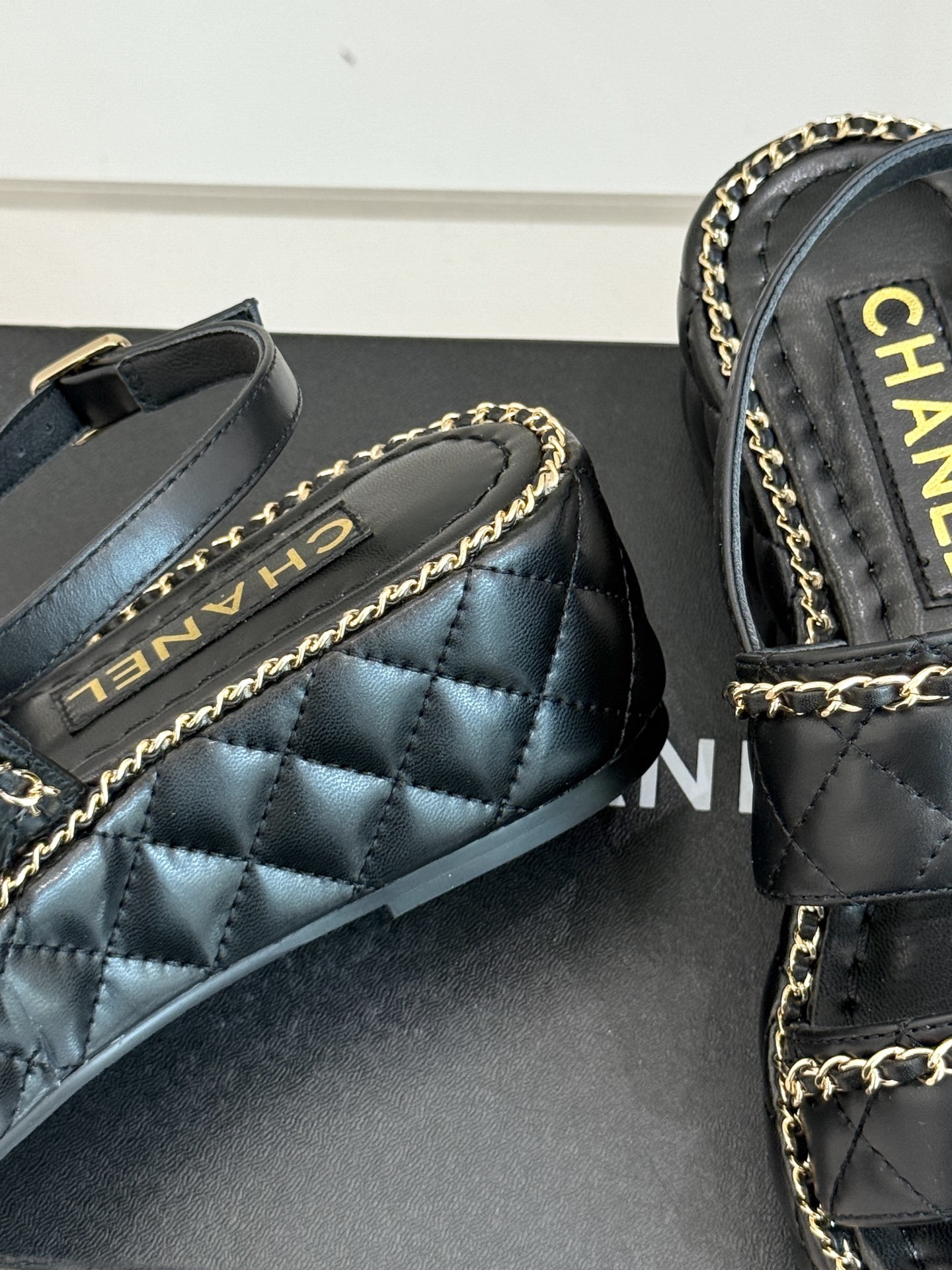 CHANE*|小香25。春夏新品度假风
双C链条厚底拖鞋
小香又又又又又放大招了!
时髦精的DNA狠狠