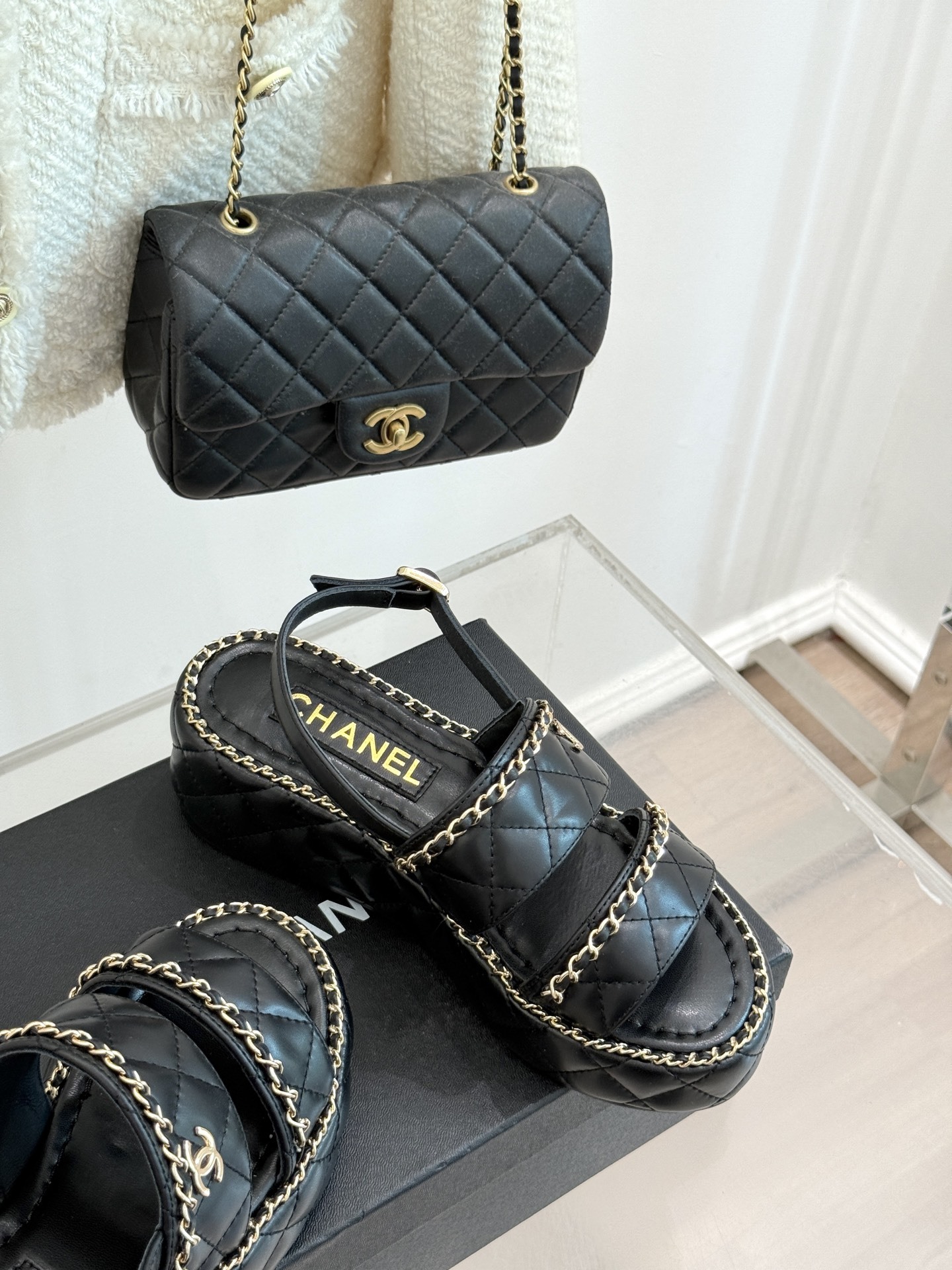 CHANE*|小香25。春夏新品度假风
双C链条厚底拖鞋
小香又又又又又放大招了!
时髦精的DNA狠狠