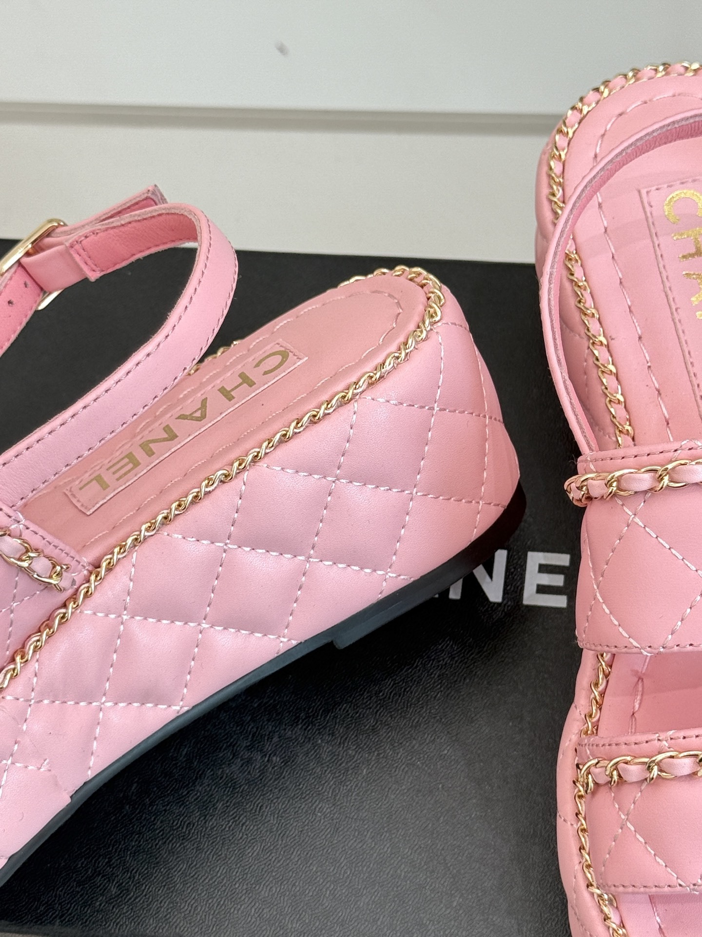 CHANE*|小香25。春夏新品度假风
双C链条厚底拖鞋
小香又又又又又放大招了!
时髦精的DNA狠狠
