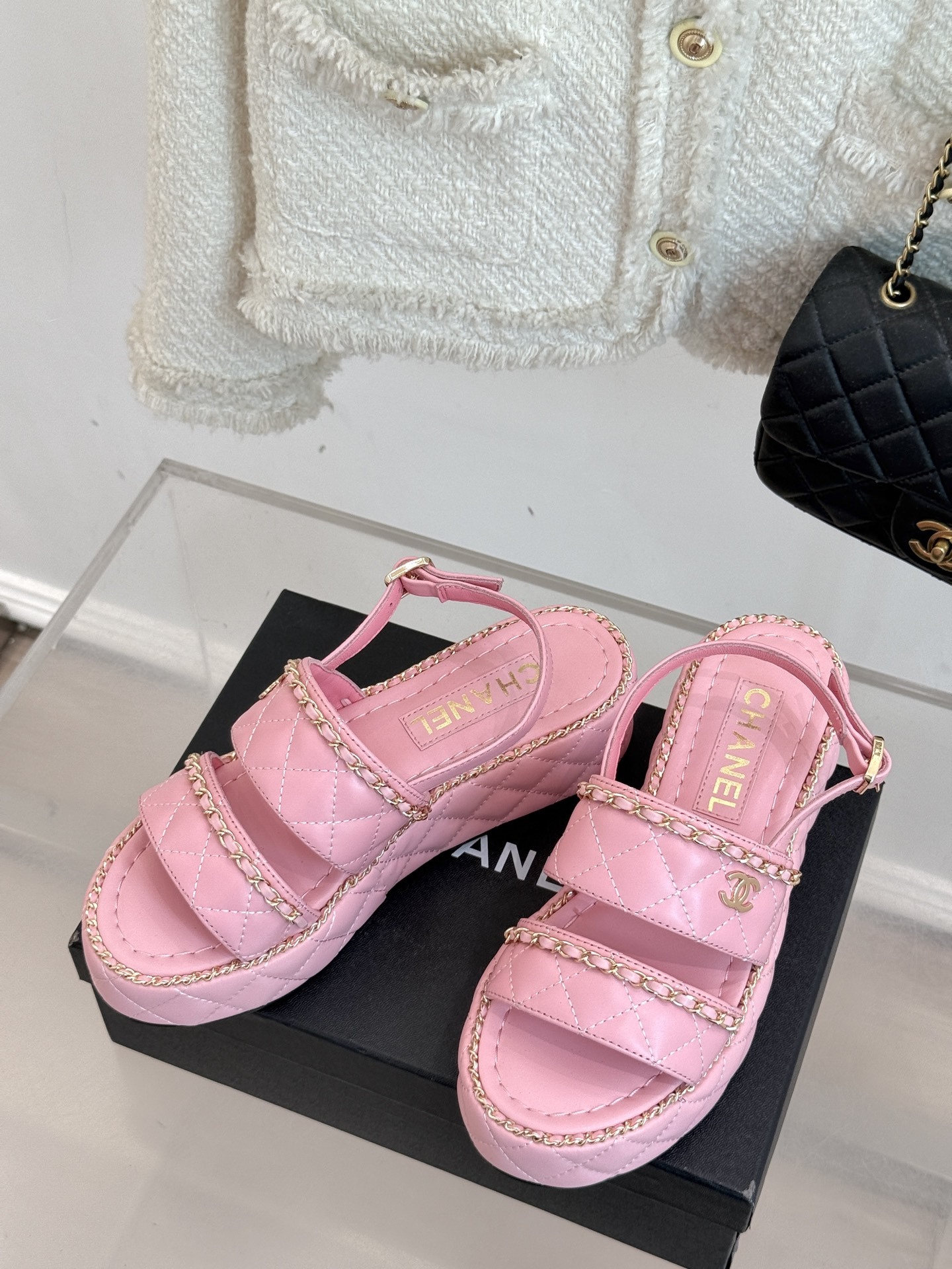 CHANE*|小香25。春夏新品度假风
双C链条厚底拖鞋
小香又又又又又放大招了!
时髦精的DNA狠狠
