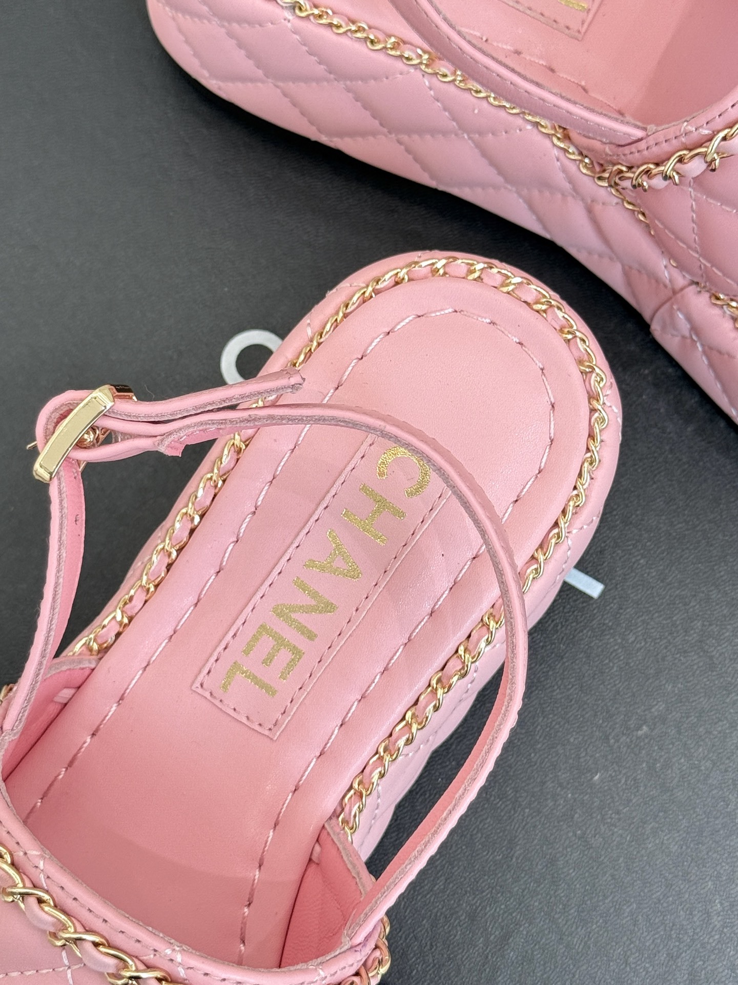 CHANE*|小香25。春夏新品度假风
双C链条厚底拖鞋
小香又又又又又放大招了!
时髦精的DNA狠狠