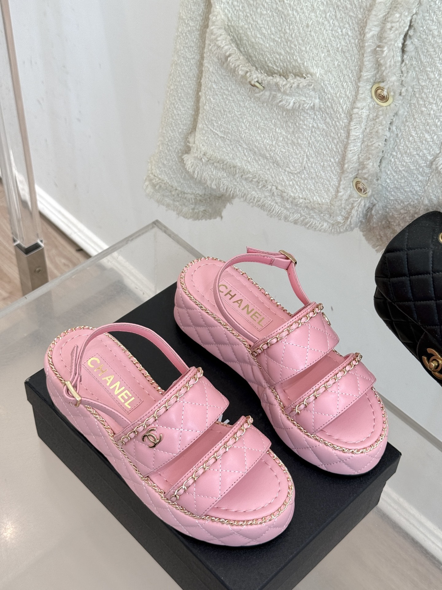 CHANE*|小香25。春夏新品度假风
双C链条厚底拖鞋
小香又又又又又放大招了!
时髦精的DNA狠狠