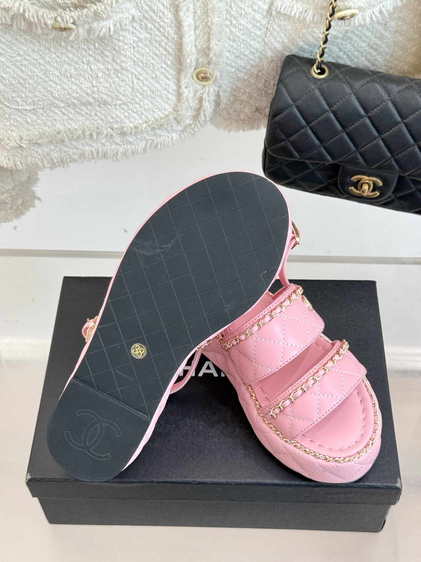 CHANE*|小香25。春夏新品度假风
双C链条厚底拖鞋
小香又又又又又放大招了!
时髦精的DNA狠狠