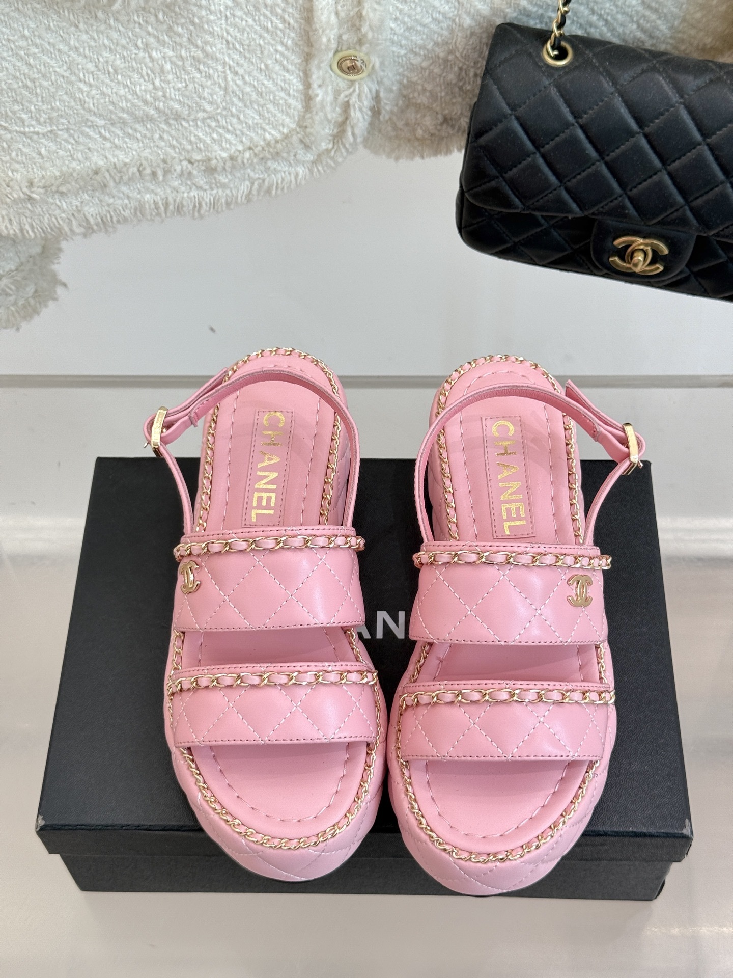 CHANE*|小香25。春夏新品度假风
双C链条厚底拖鞋
小香又又又又又放大招了!
时髦精的DNA狠狠