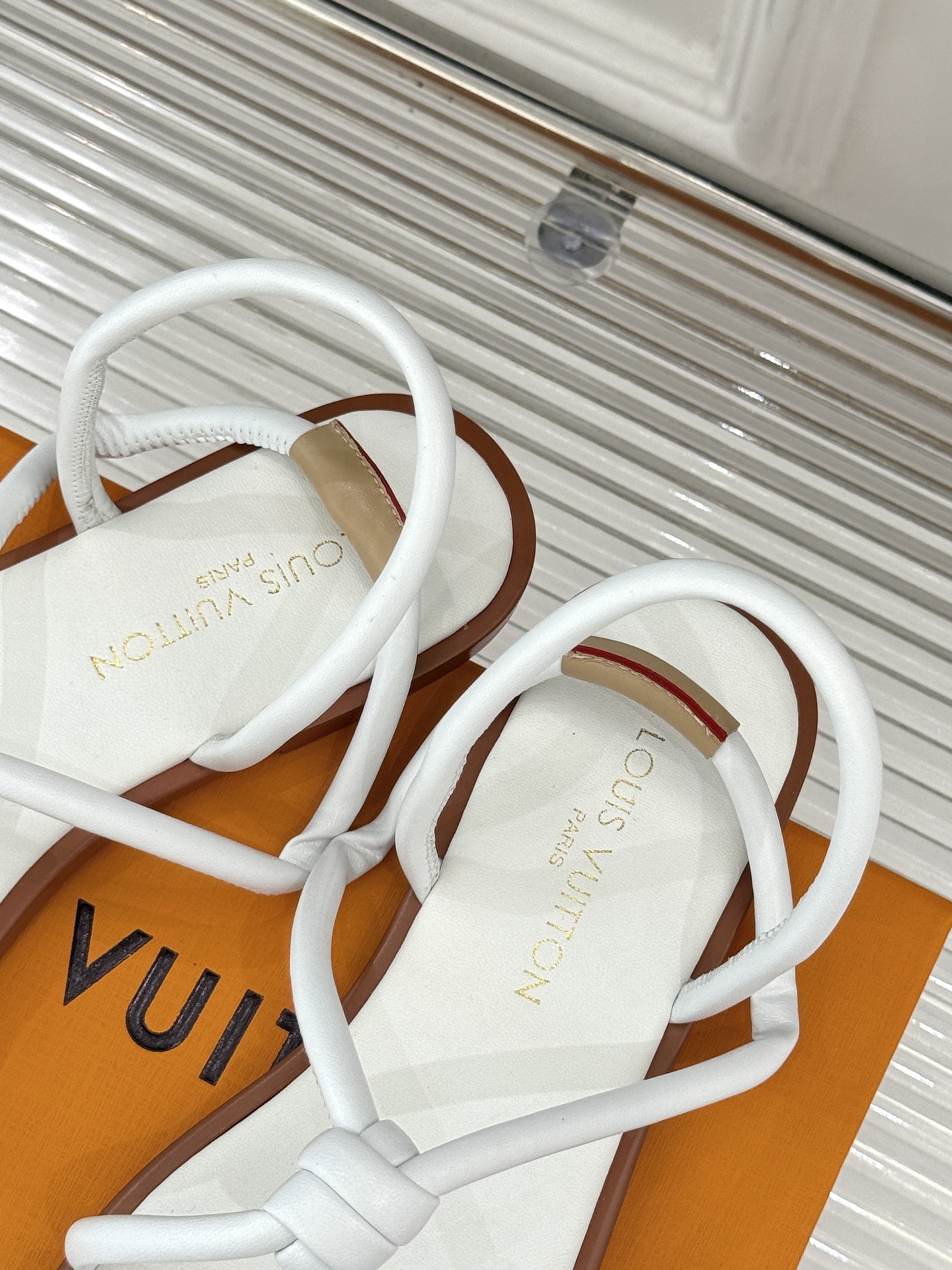 
L*V驴牌25ss春夏新品
细带平底凉鞋
踏入路易威登的时尚世界
每一步都成为风格的宣言。
纤细鞋带 
