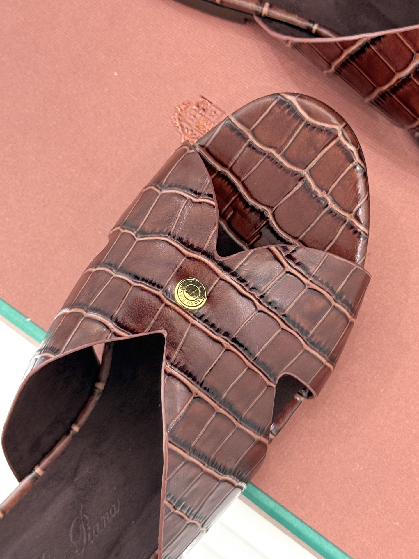 
Loro Piana/ LP  经典复古
绝美平底坡跟拖鞋
简约即时髦 松弛的高级感
感受夏日感高级穿