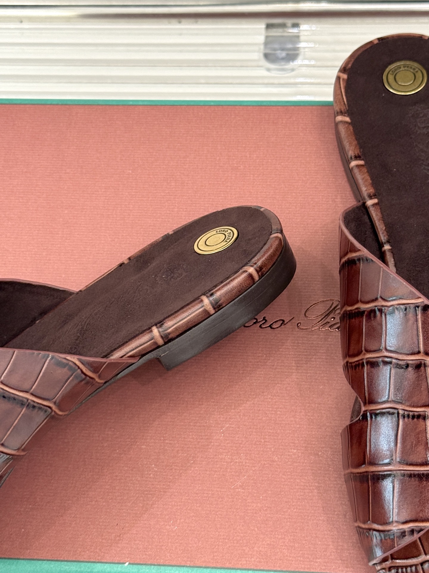 
Loro Piana/ LP  经典复古
绝美平底坡跟拖鞋
简约即时髦 松弛的高级感
感受夏日感高级穿