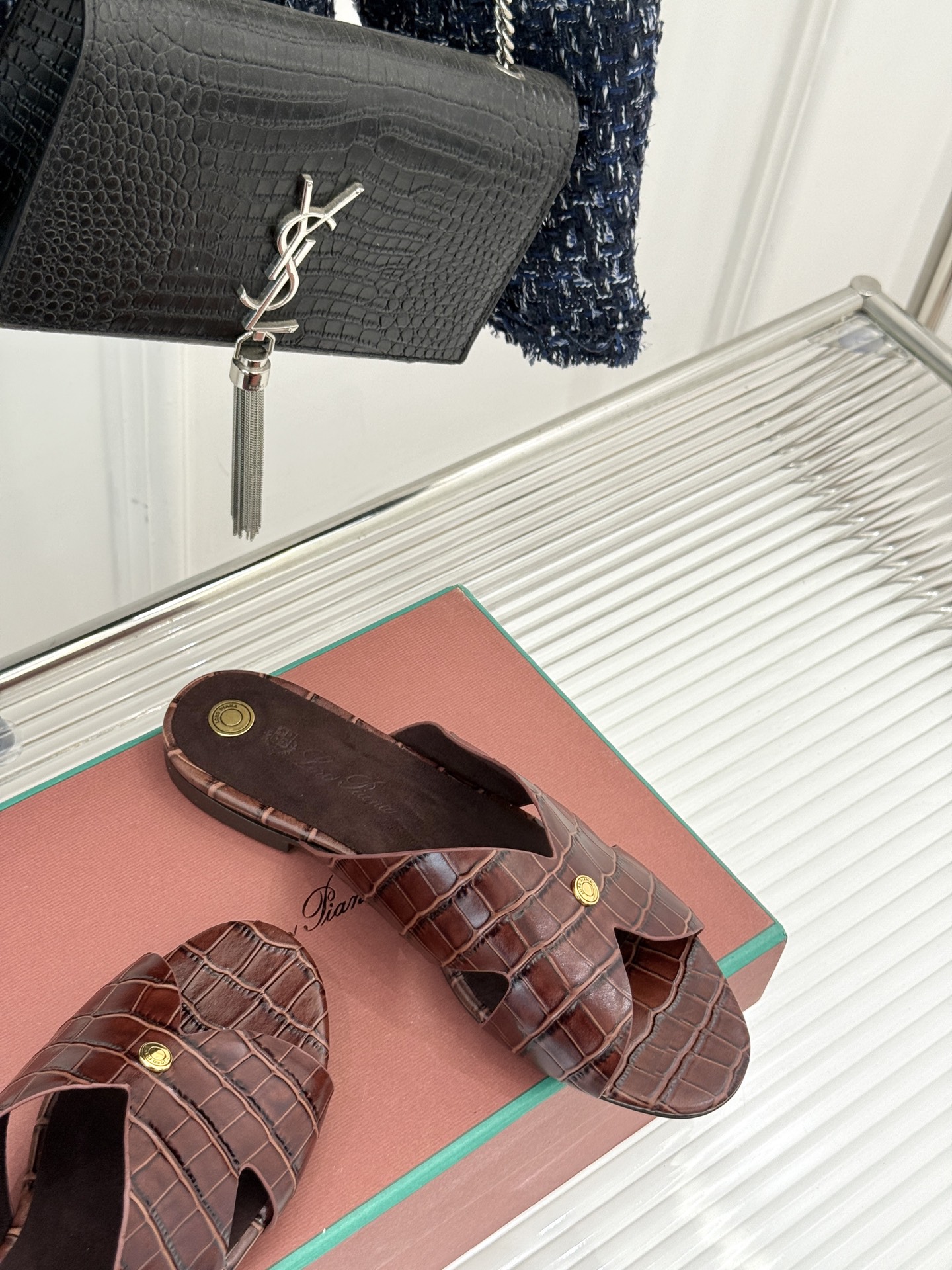 
Loro Piana/ LP  经典复古
绝美平底坡跟拖鞋
简约即时髦 松弛的高级感
感受夏日感高级穿