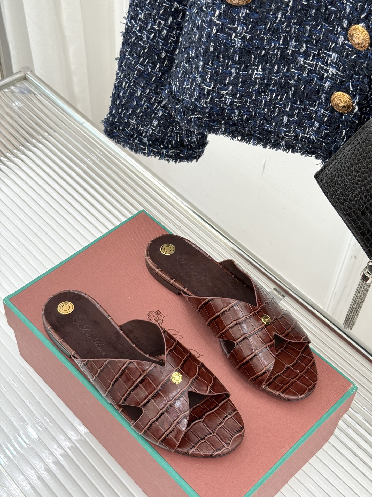 
Loro Piana/ LP  经典复古
绝美平底坡跟拖鞋
简约即时髦 松弛的高级感
感受夏日感高级穿