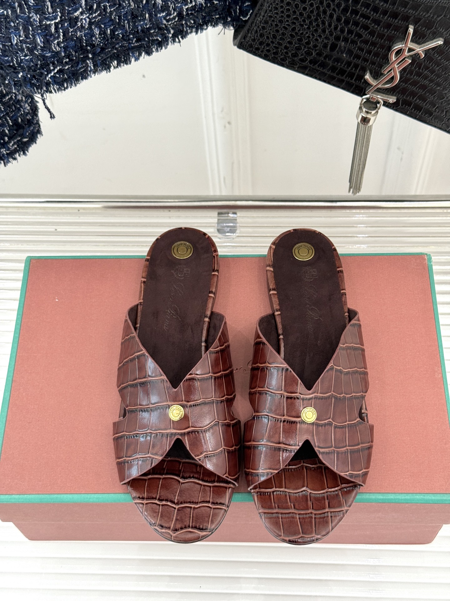 
Loro Piana/ LP  经典复古
绝美平底坡跟拖鞋
简约即时髦 松弛的高级感
感受夏日感高级穿
