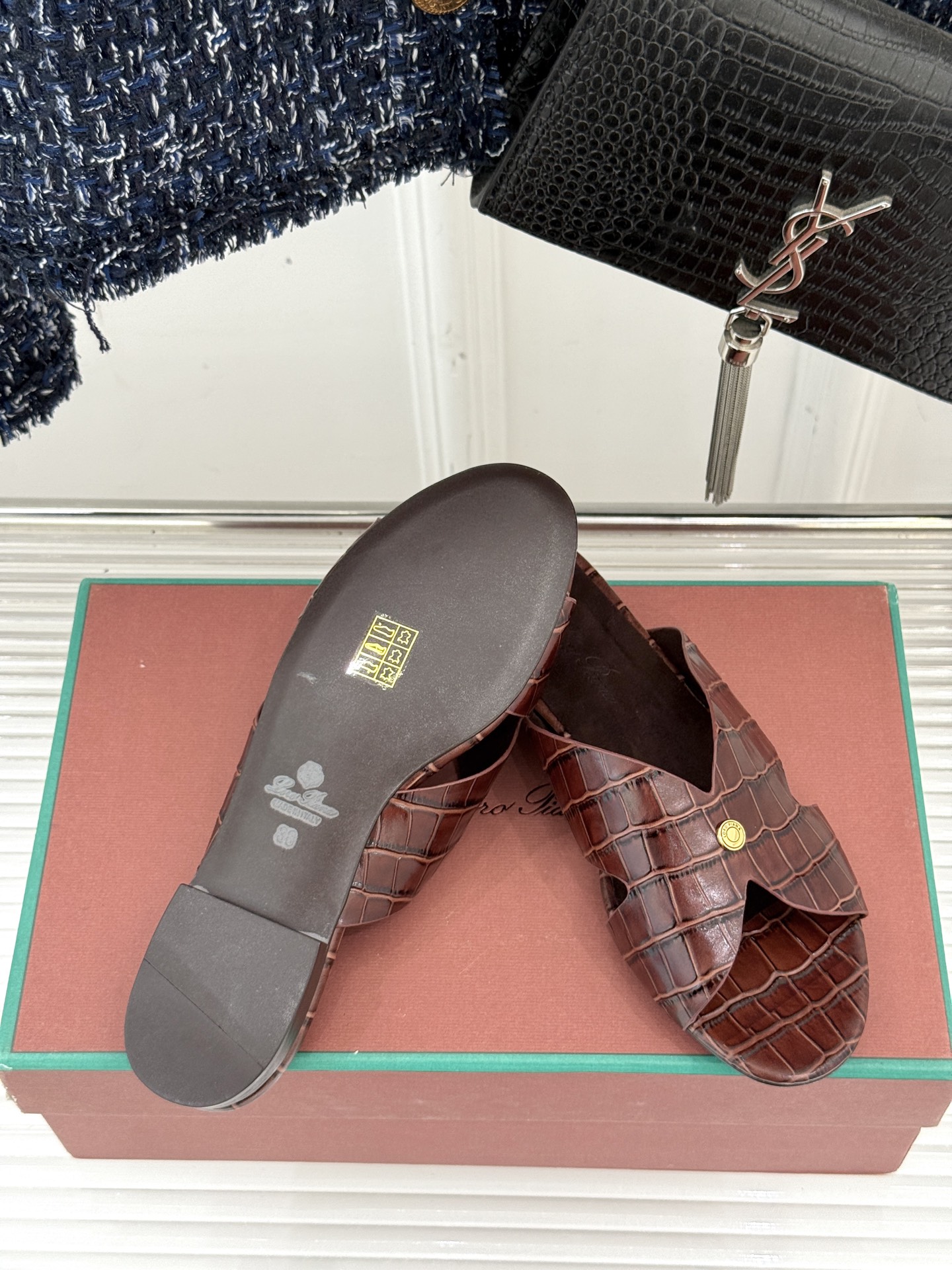 
Loro Piana/ LP  经典复古
绝美平底坡跟拖鞋
简约即时髦 松弛的高级感
感受夏日感高级穿