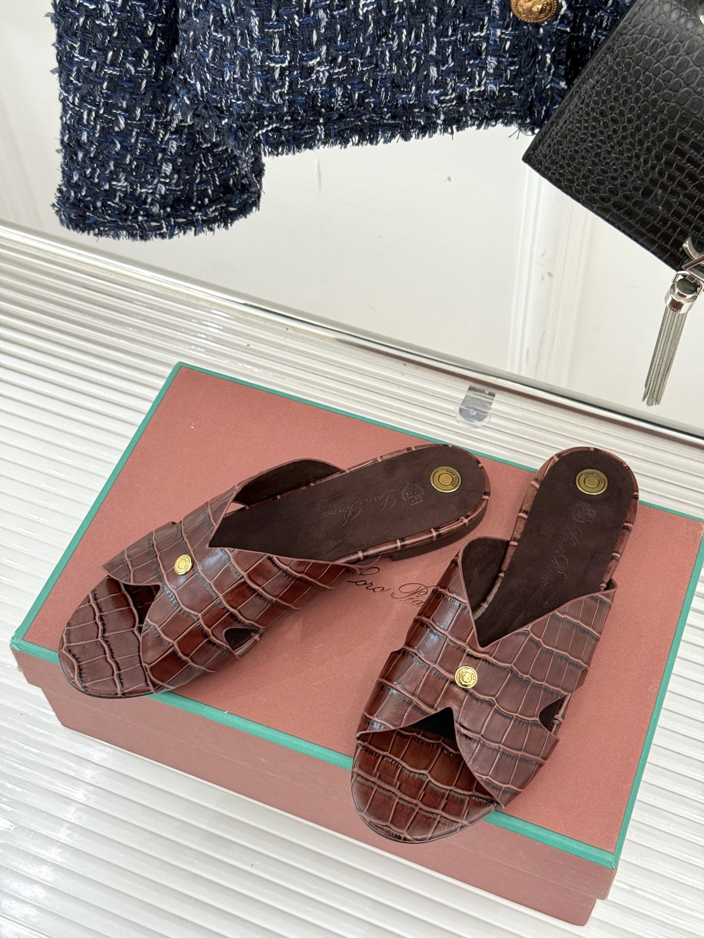 
Loro Piana/ LP  经典复古
绝美平底坡跟拖鞋
简约即时髦 松弛的高级感
感受夏日感高级穿