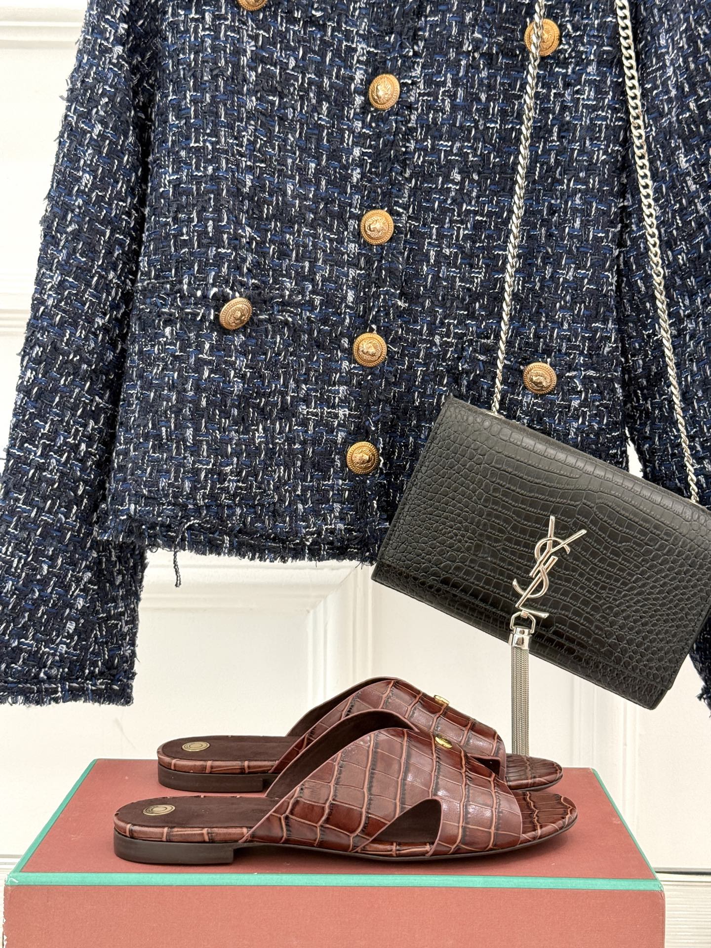 
Loro Piana/ LP  经典复古
绝美平底坡跟拖鞋
简约即时髦 松弛的高级感
感受夏日感高级穿