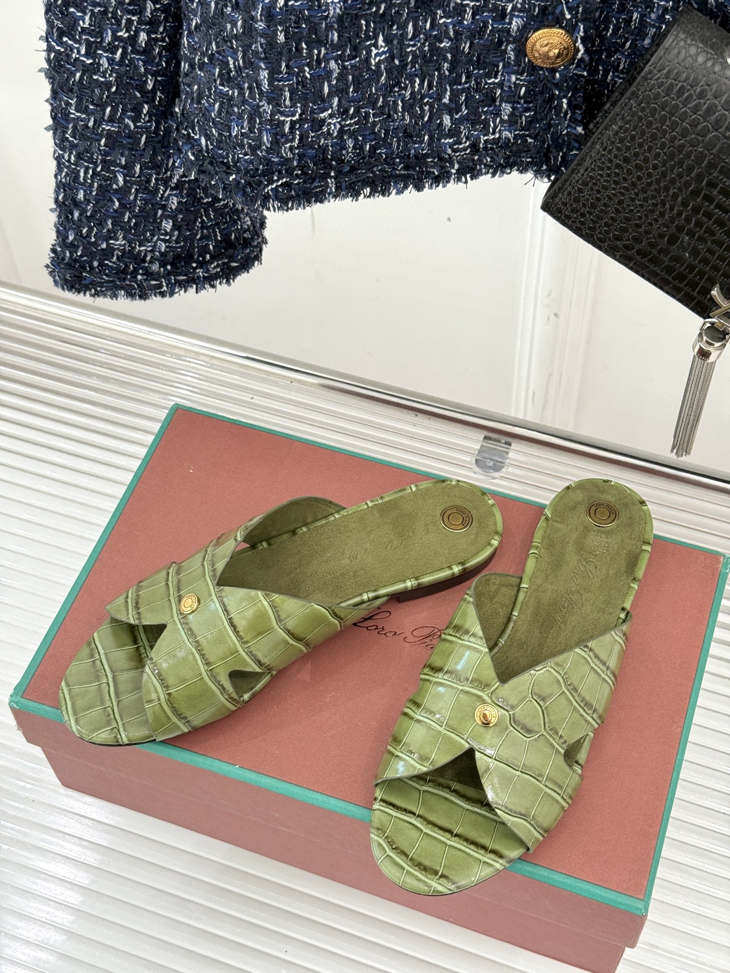 
Loro Piana/ LP  经典复古
绝美平底坡跟拖鞋
简约即时髦 松弛的高级感
感受夏日感高级穿