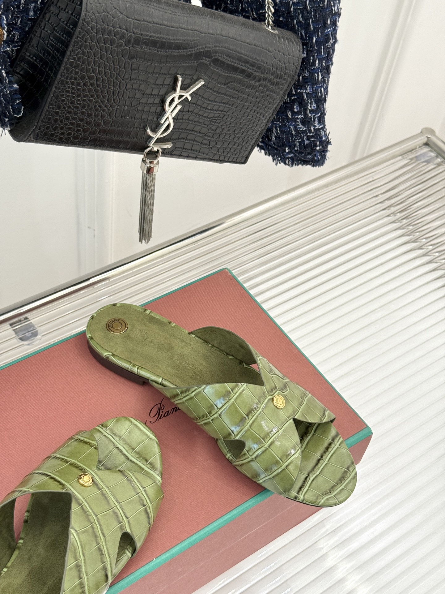 
Loro Piana/ LP  经典复古
绝美平底坡跟拖鞋
简约即时髦 松弛的高级感
感受夏日感高级穿