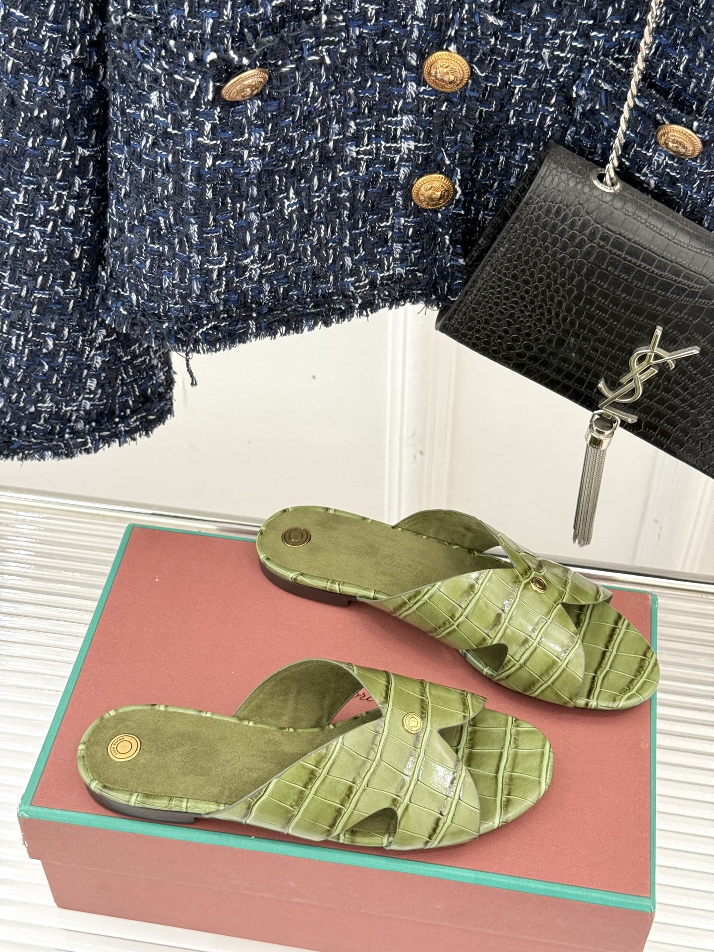 
Loro Piana/ LP  经典复古
绝美平底坡跟拖鞋
简约即时髦 松弛的高级感
感受夏日感高级穿