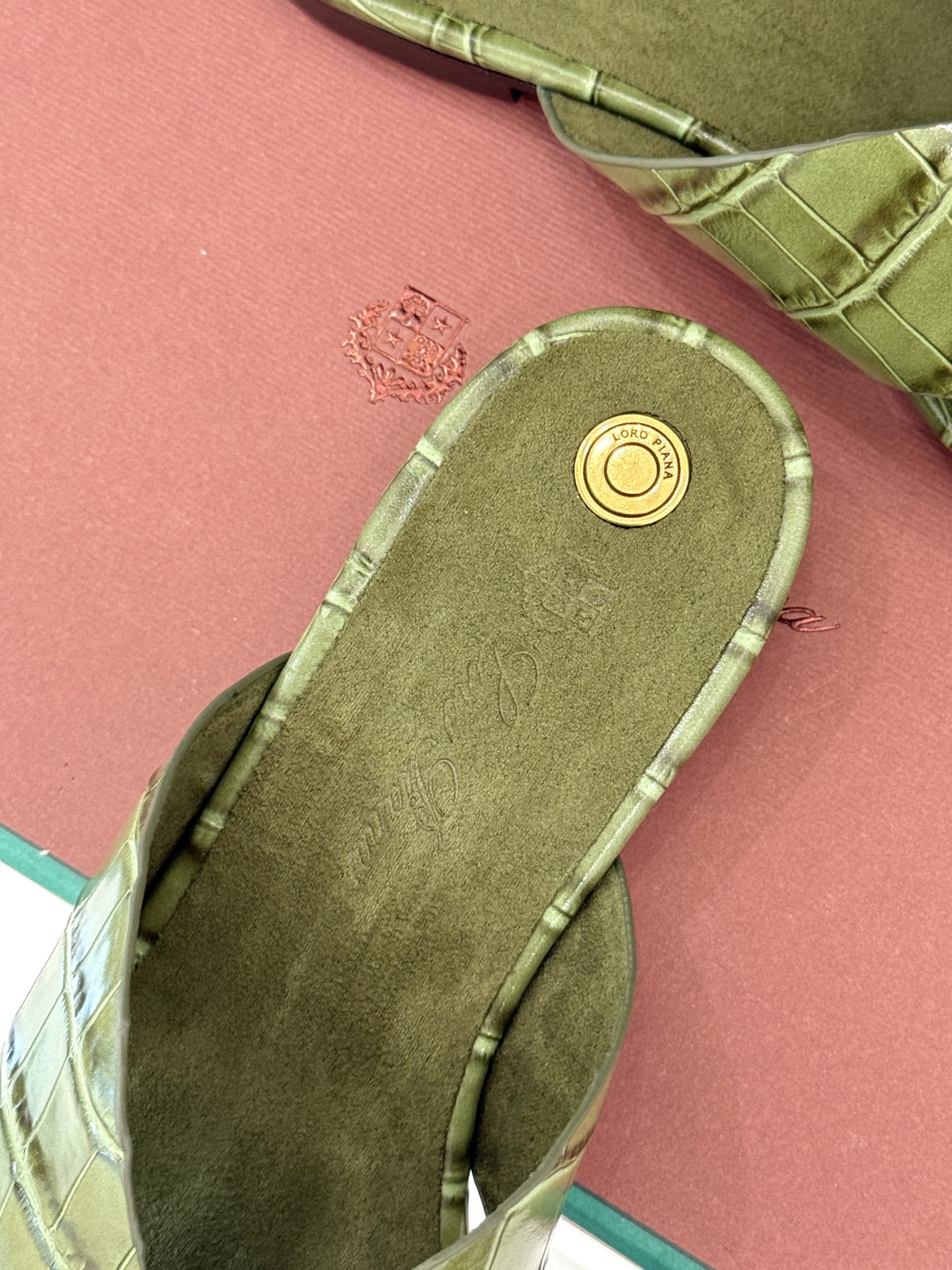 
Loro Piana/ LP  经典复古
绝美平底坡跟拖鞋
简约即时髦 松弛的高级感
感受夏日感高级穿