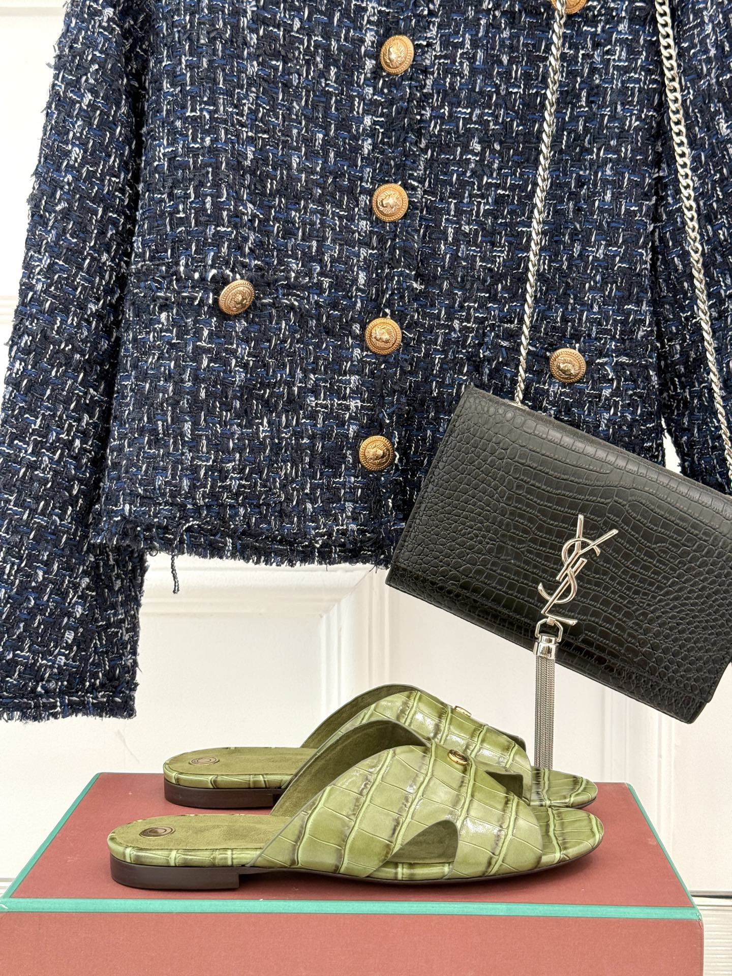 
Loro Piana/ LP  经典复古
绝美平底坡跟拖鞋
简约即时髦 松弛的高级感
感受夏日感高级穿