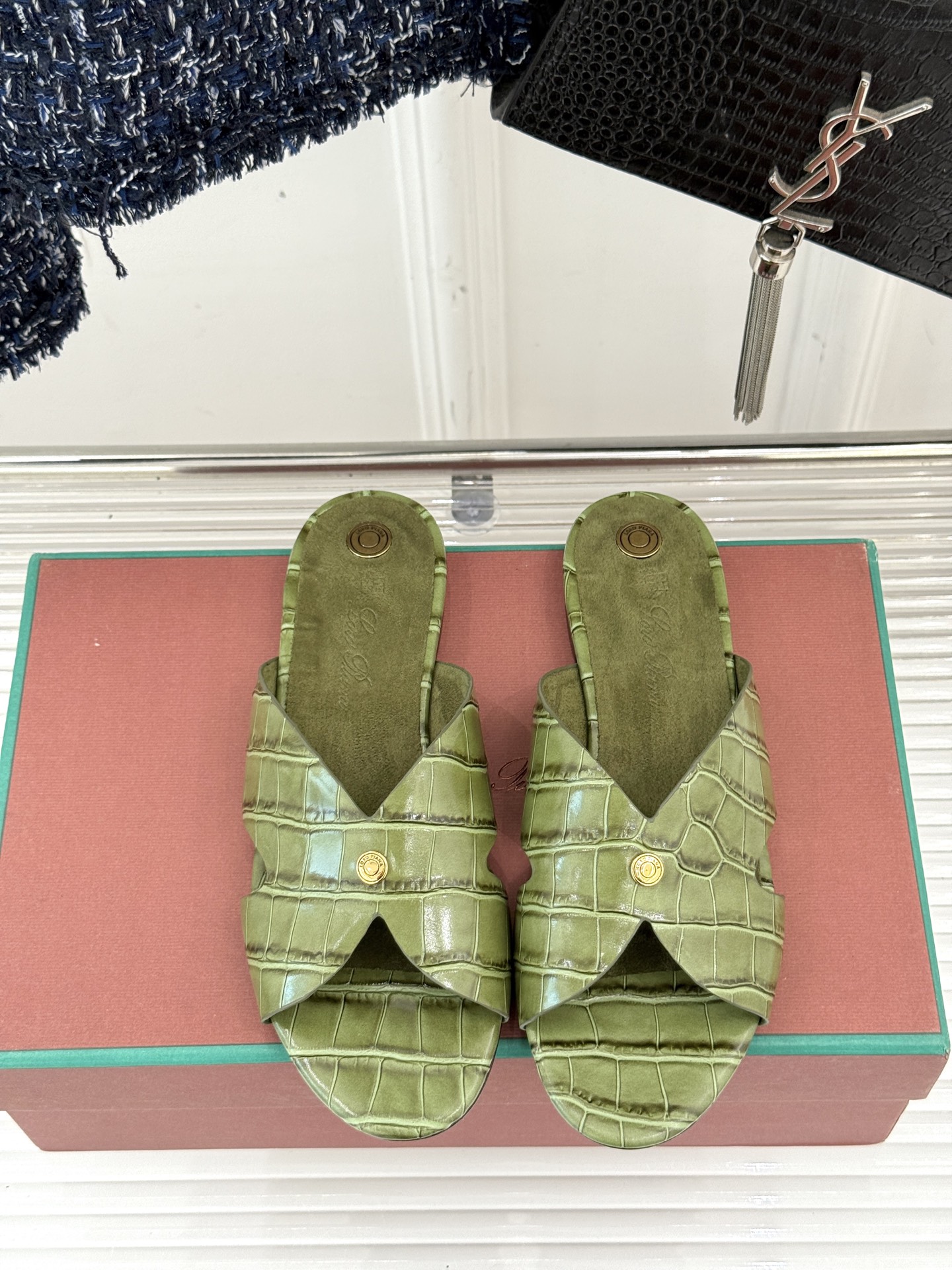 
Loro Piana/ LP  经典复古
绝美平底坡跟拖鞋
简约即时髦 松弛的高级感
感受夏日感高级穿