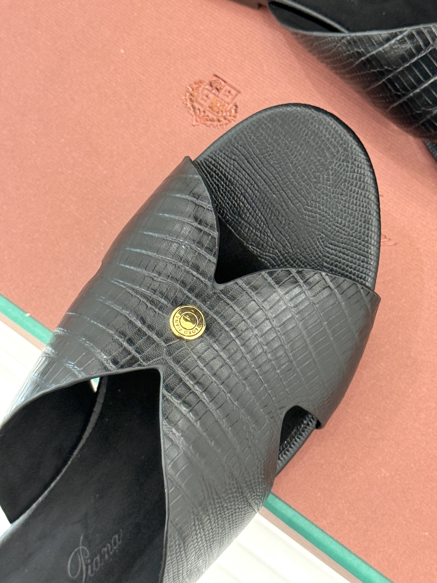 
Loro Piana/ LP  经典复古
绝美平底坡跟拖鞋
简约即时髦 松弛的高级感
感受夏日感高级穿