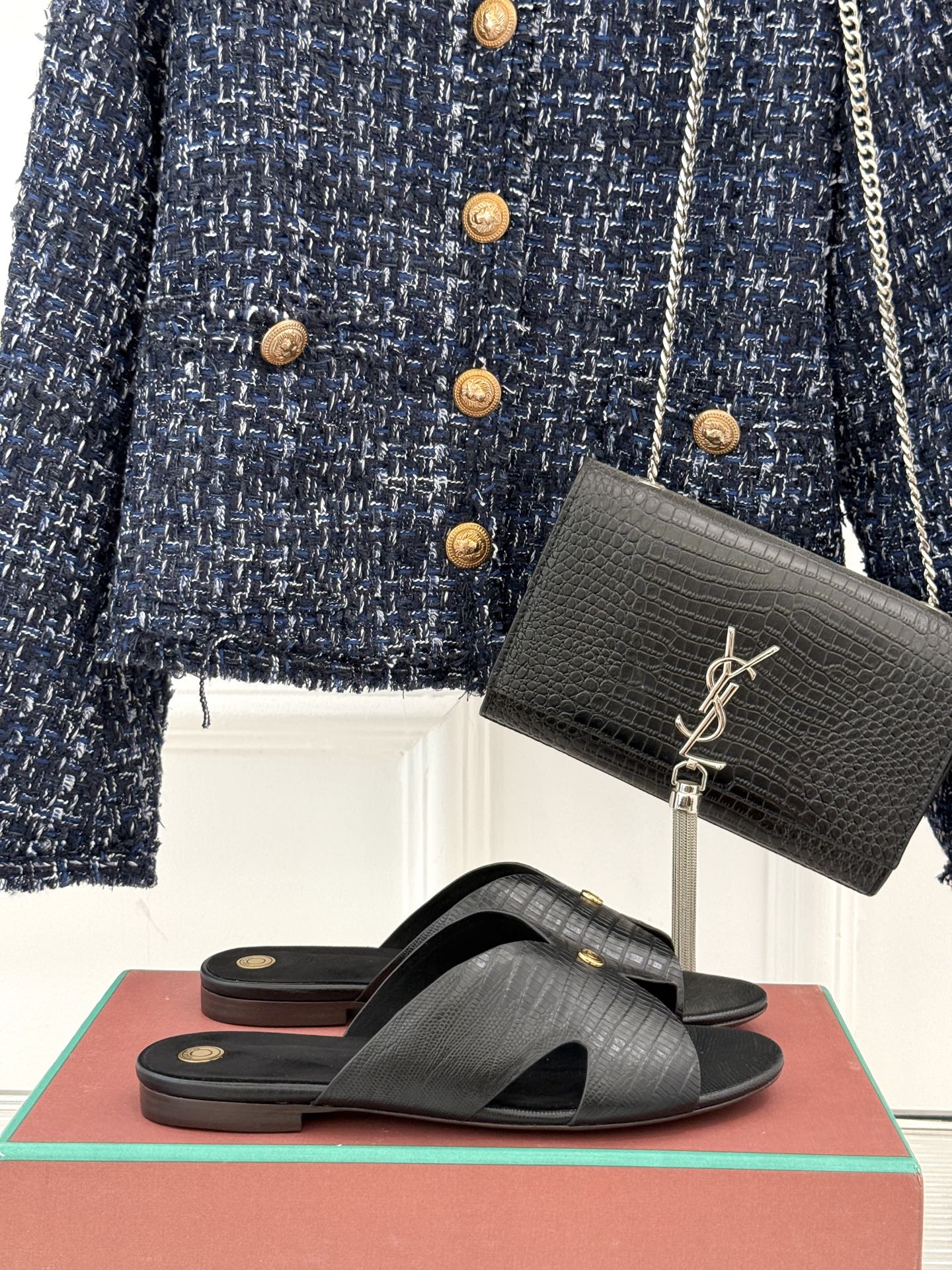 
Loro Piana/ LP  经典复古
绝美平底坡跟拖鞋
简约即时髦 松弛的高级感
感受夏日感高级穿