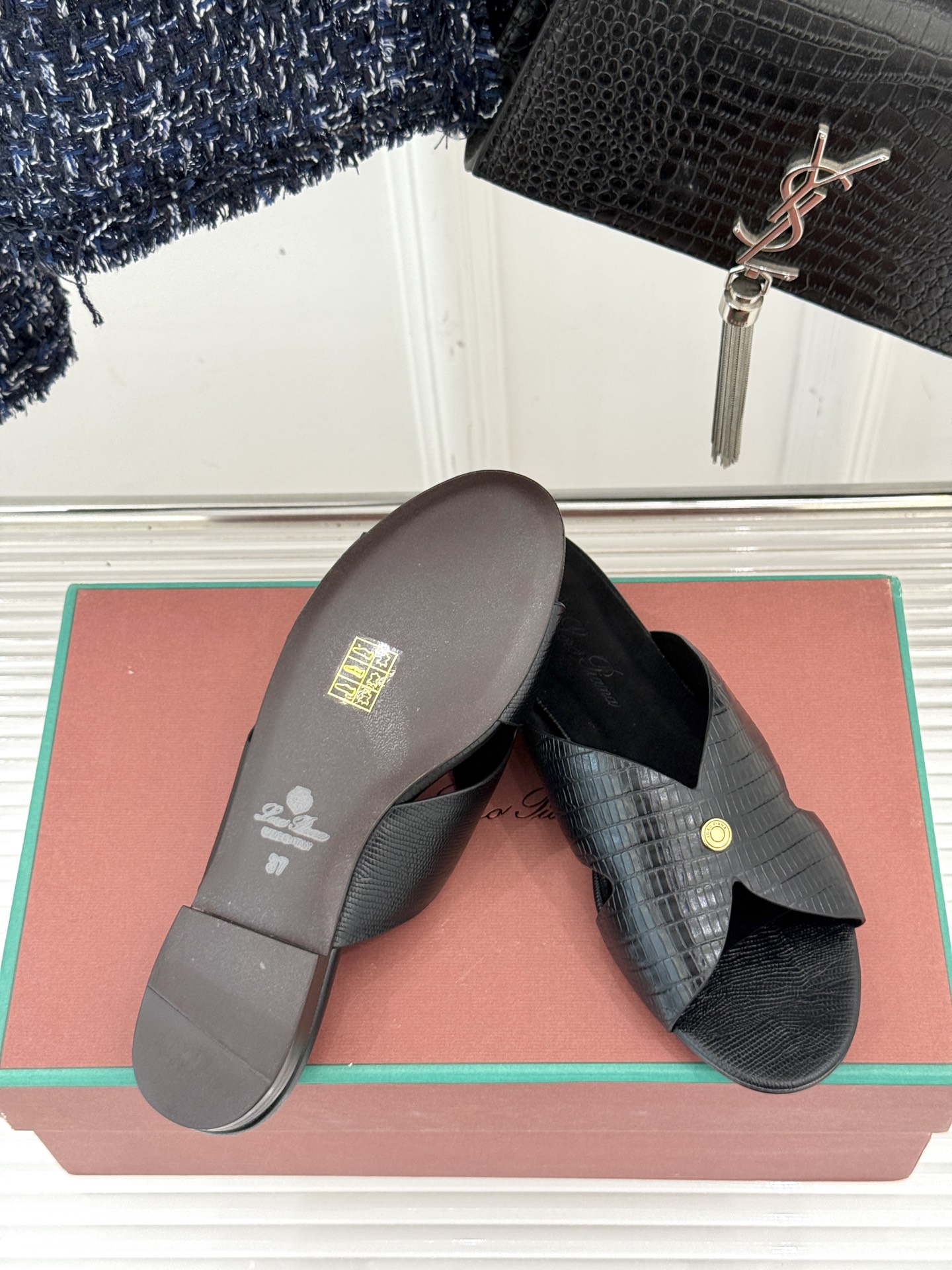 
Loro Piana/ LP  经典复古
绝美平底坡跟拖鞋
简约即时髦 松弛的高级感
感受夏日感高级穿