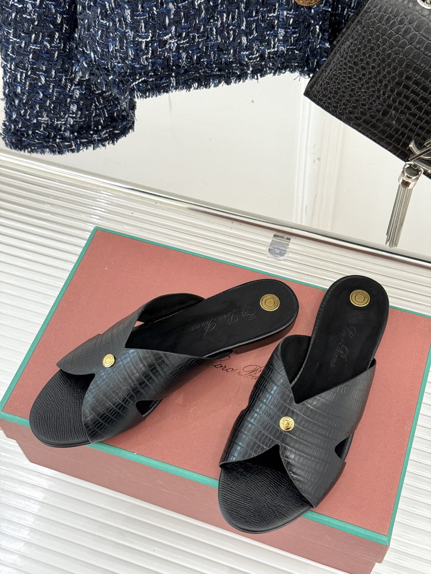 
Loro Piana/ LP  经典复古
绝美平底坡跟拖鞋
简约即时髦 松弛的高级感
感受夏日感高级穿