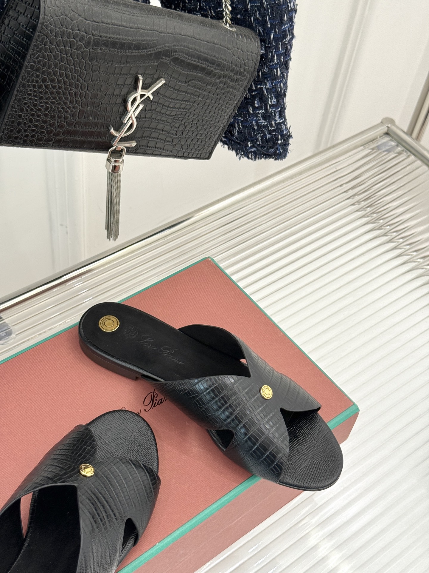 
Loro Piana/ LP  经典复古
绝美平底坡跟拖鞋
简约即时髦 松弛的高级感
感受夏日感高级穿