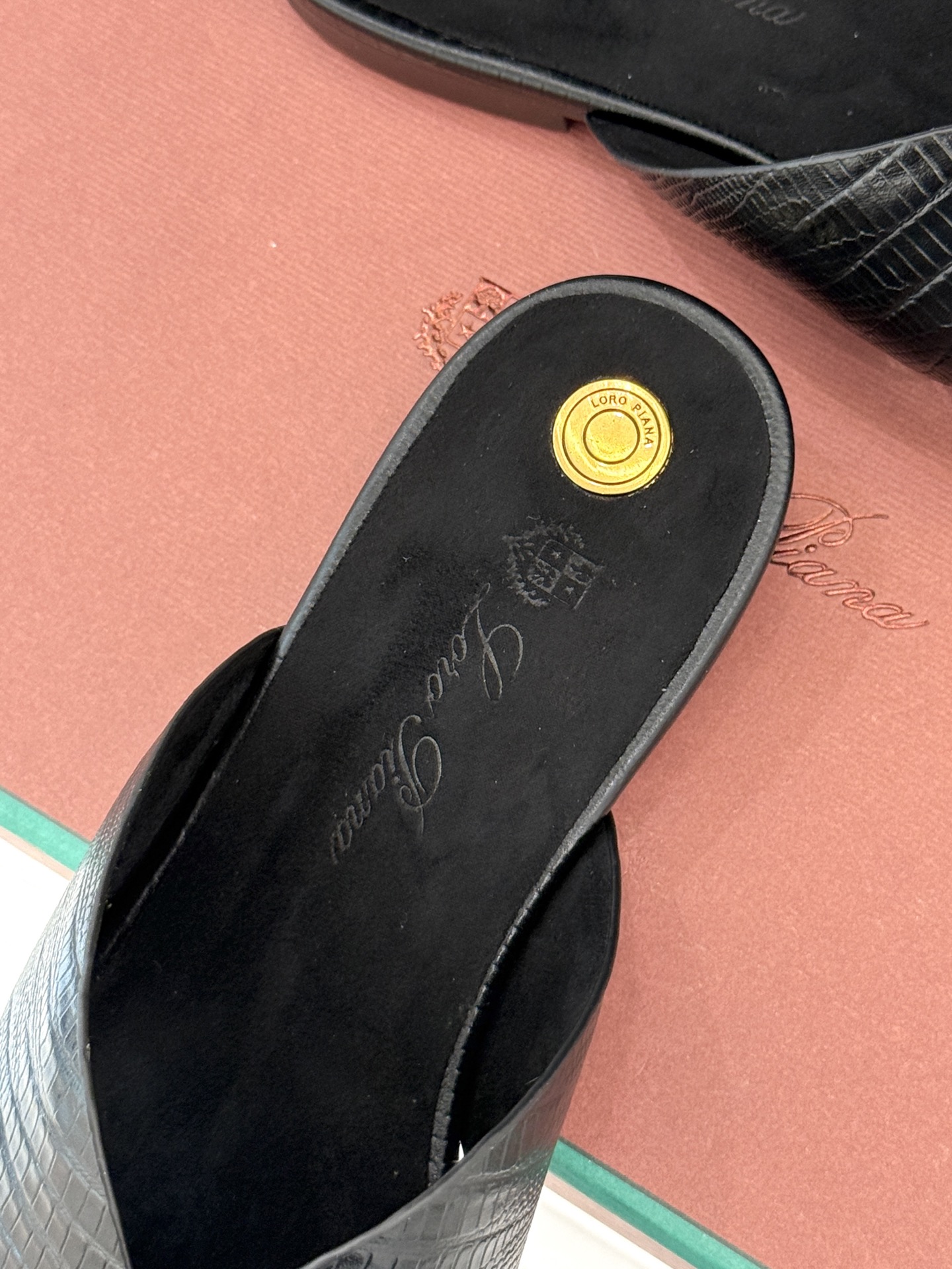 
Loro Piana/ LP  经典复古
绝美平底坡跟拖鞋
简约即时髦 松弛的高级感
感受夏日感高级穿