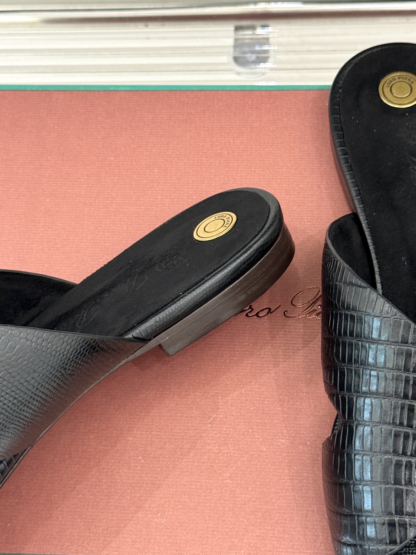 
Loro Piana/ LP  经典复古
绝美平底坡跟拖鞋
简约即时髦 松弛的高级感
感受夏日感高级穿