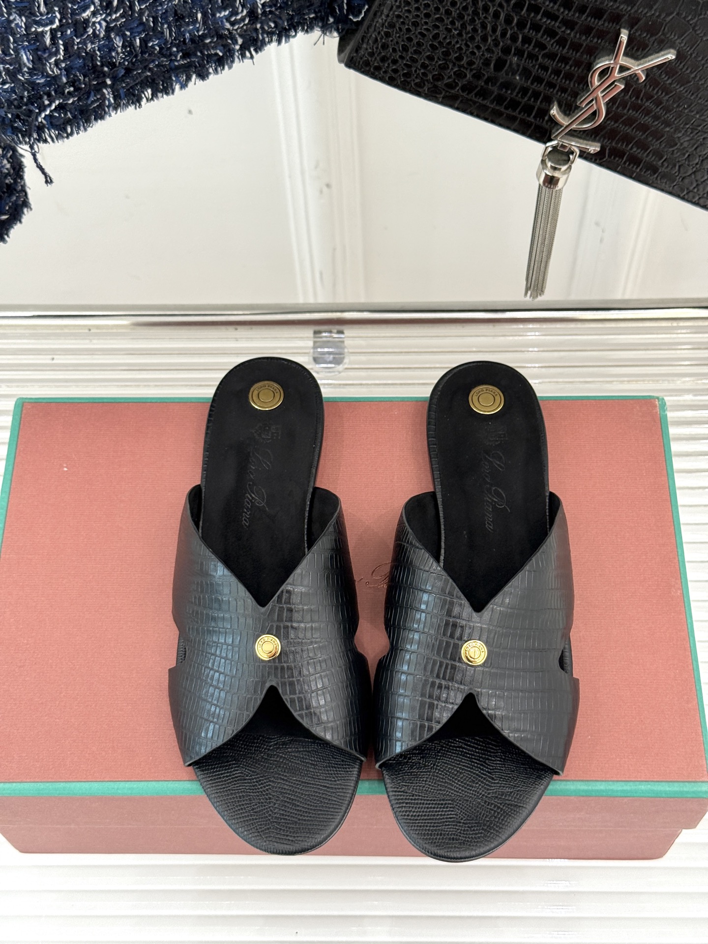
Loro Piana/ LP  经典复古
绝美平底坡跟拖鞋
简约即时髦 松弛的高级感
感受夏日感高级穿