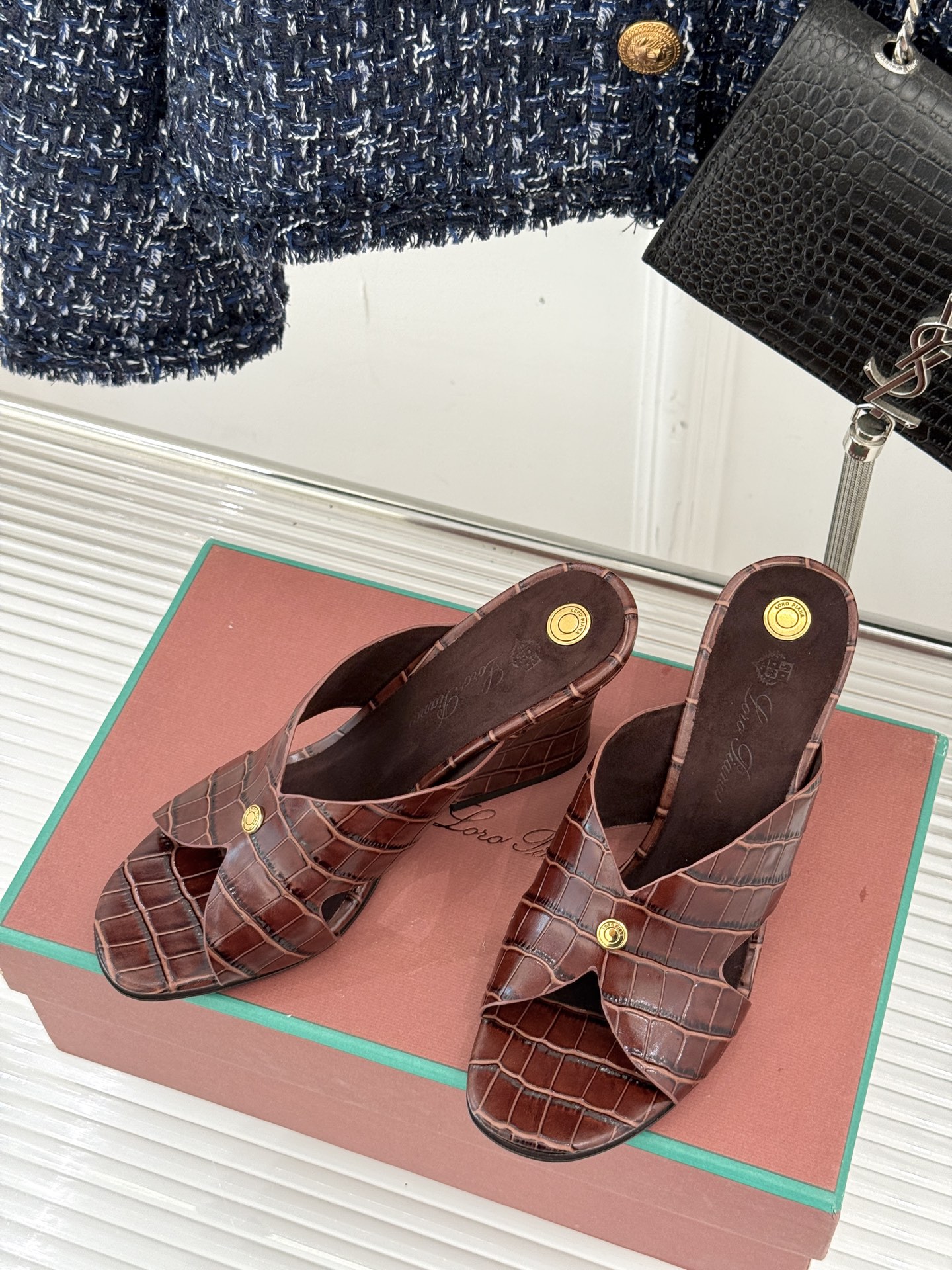 
Loro Piana/ LP  经典复古
绝美平底坡跟拖鞋
简约即时髦 松弛的高级感
感受夏日感高级穿
